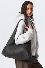 Schwarz - Schultertasche aus softem Kunstleder - 0