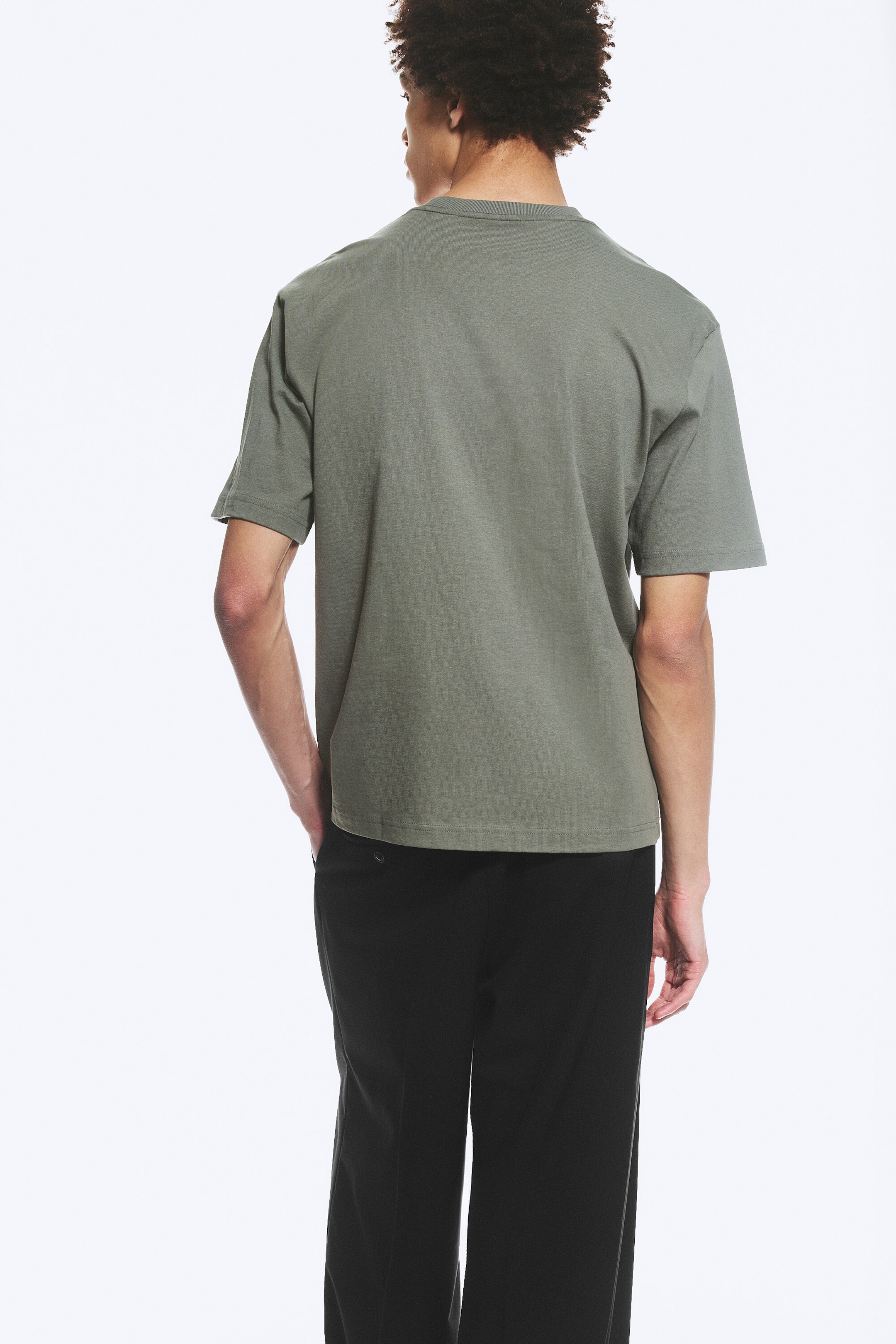 Helles, staubiges Khakigrün - Locker geschnittenes T-Shirt - 2