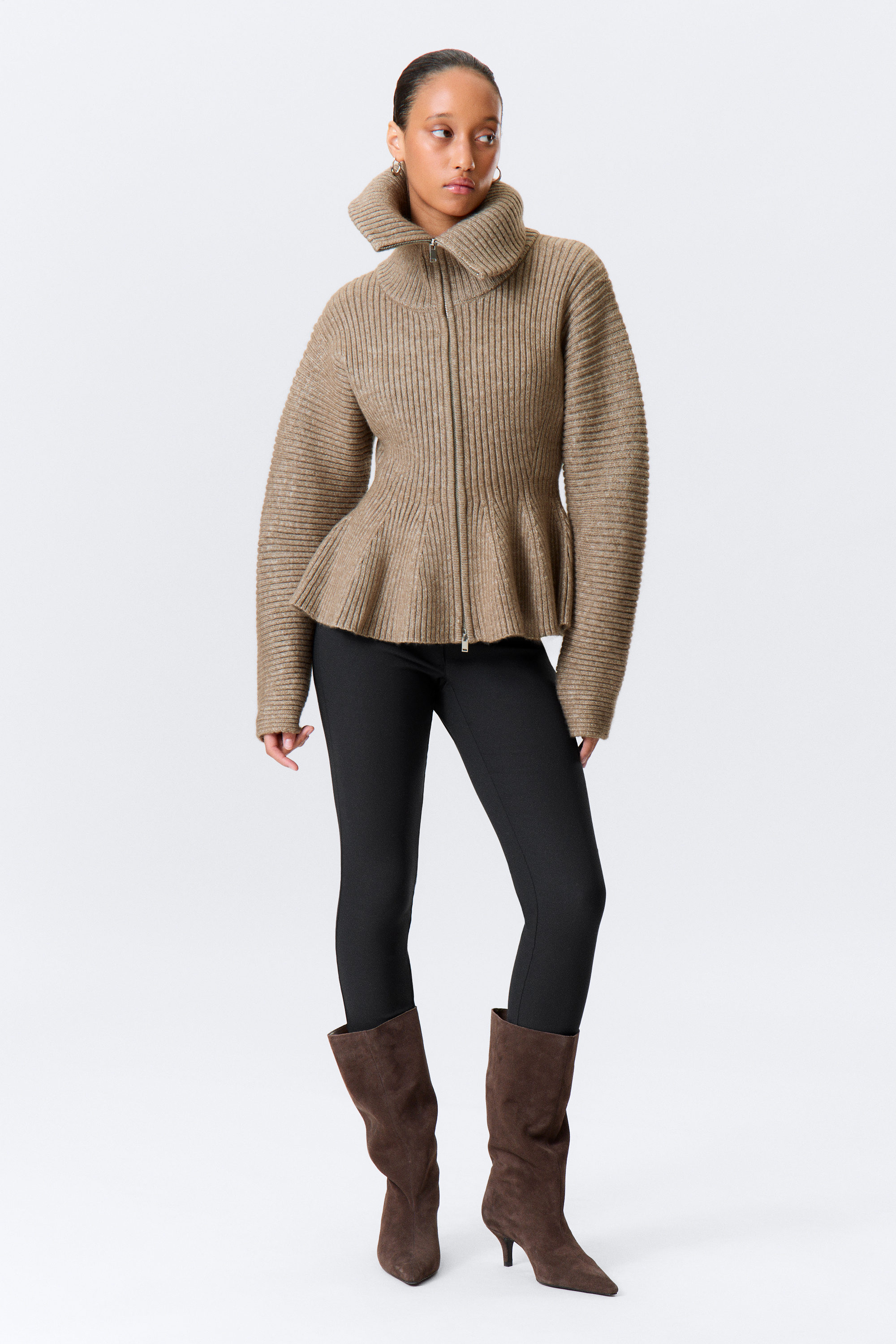 Staubiges Graubraun - Rippstrick-Pullover mit Schößchen und Zipper - 2