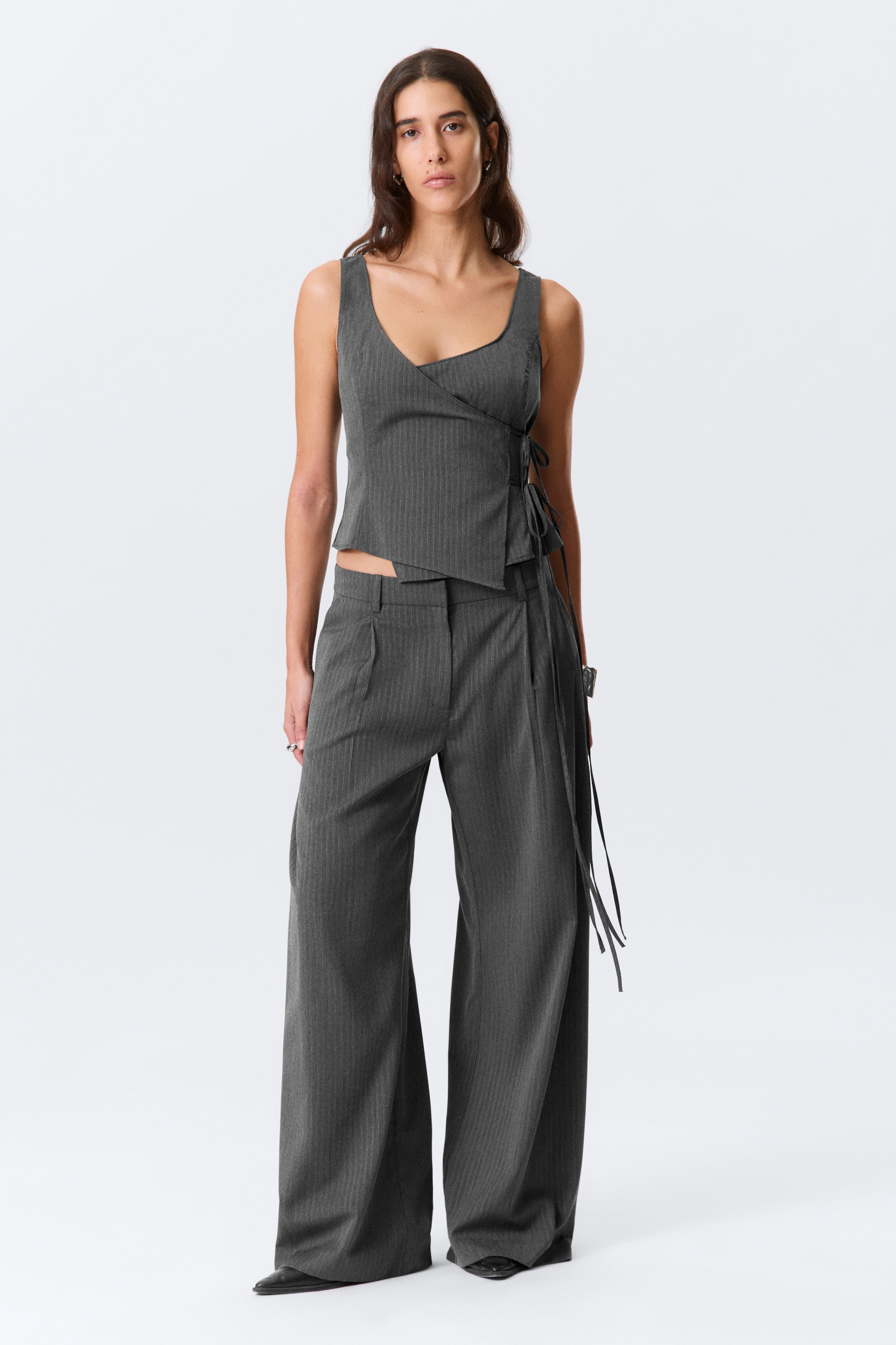 Преглед на по-голямо изображение: Low Waist Wide Suiting Trousers - Сив меланж на райе - ЖЕНИ | H&M BG 1