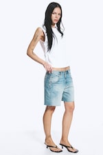 Coastal Blue - Hellblau - Schräg geschnittene Low-Waist-Jeansshorts - 1