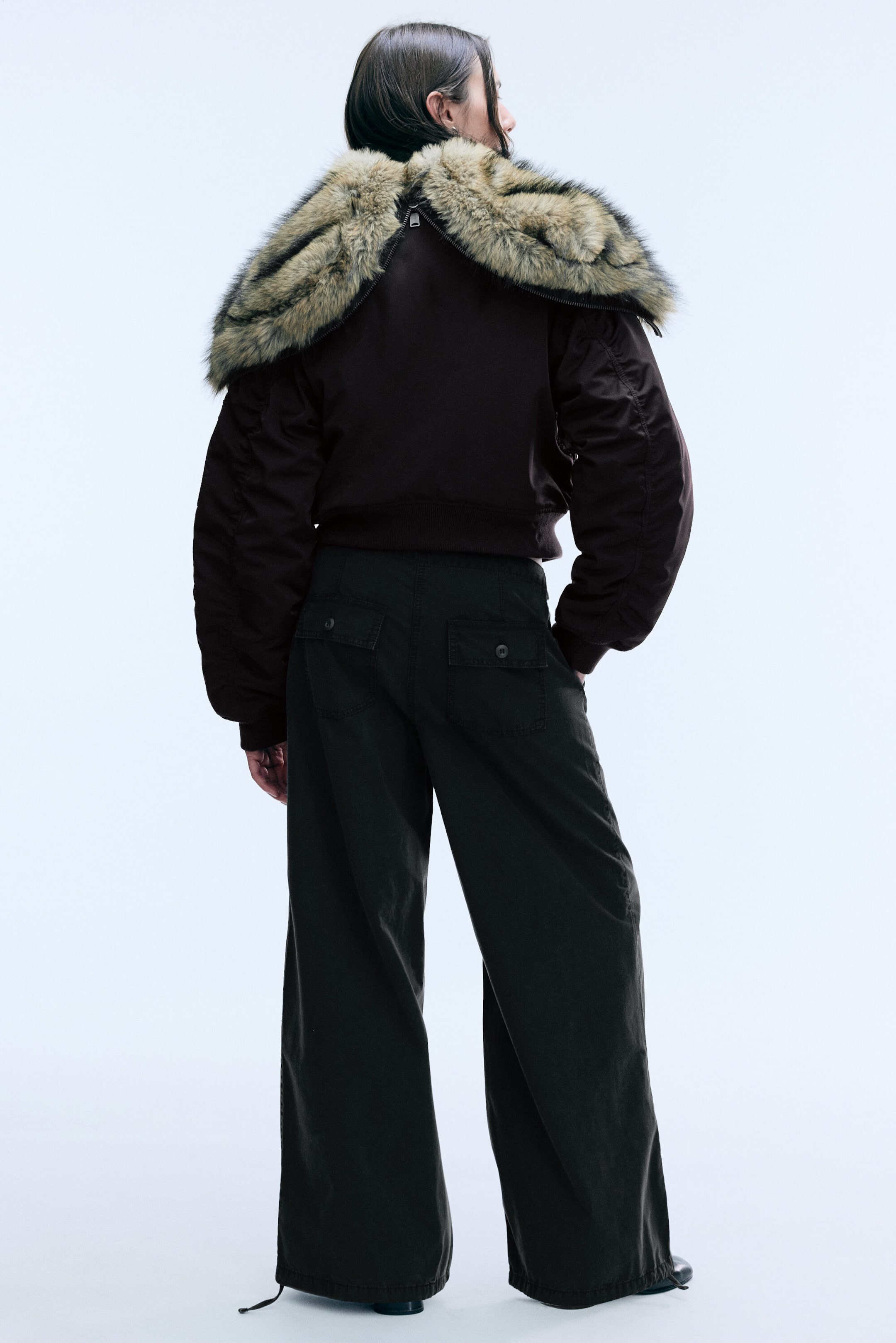 Dunkelbraun - Cropped Bomberjacke mit Kunstfellkapuze - 4