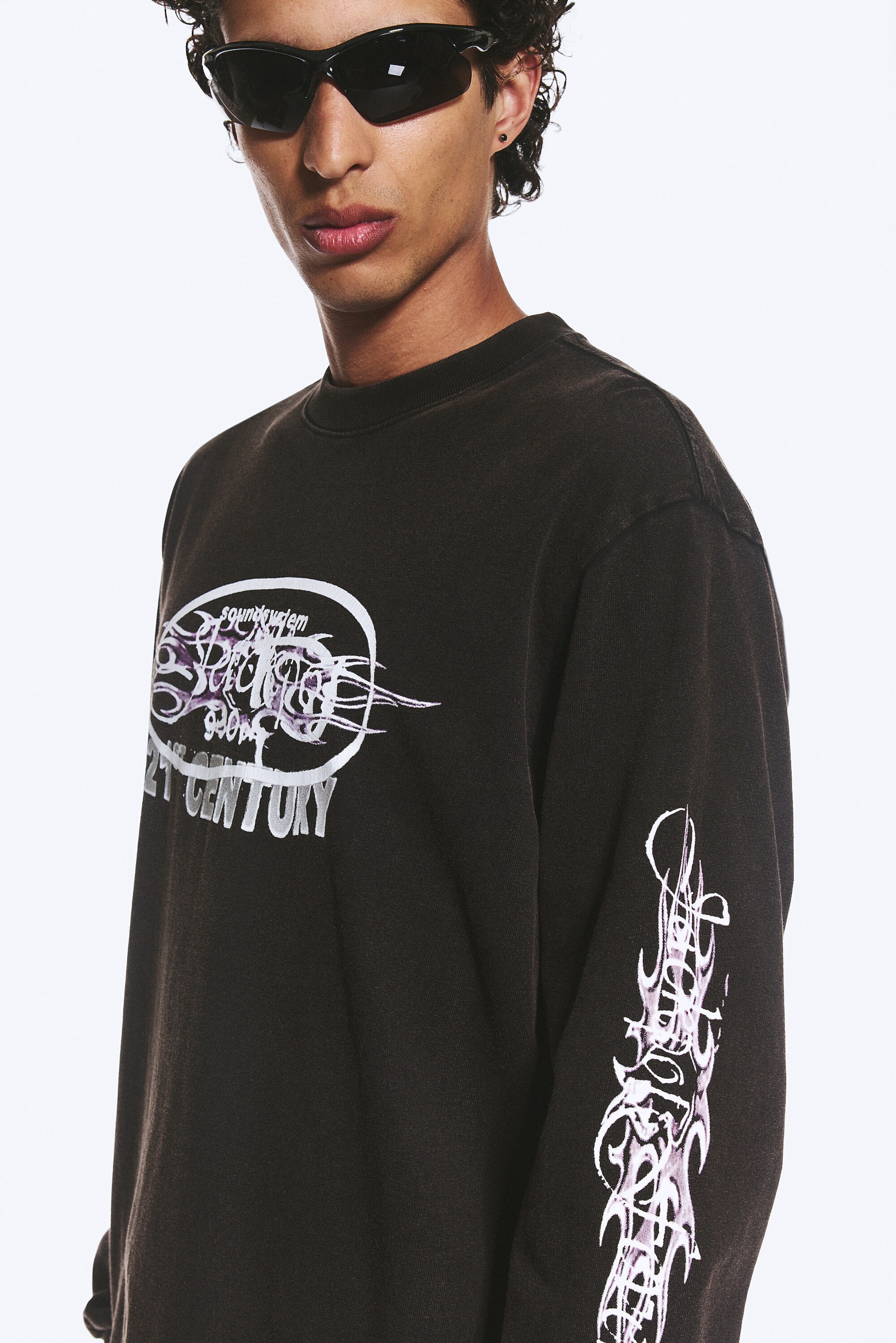 Schwarz - Lässiges Longsleeve mit Grafikdruck - 2