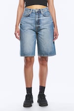 Blue Horses - Mittelblau - Curve - Jeansshorts mit weitem Bein und hohem Bund - 1
