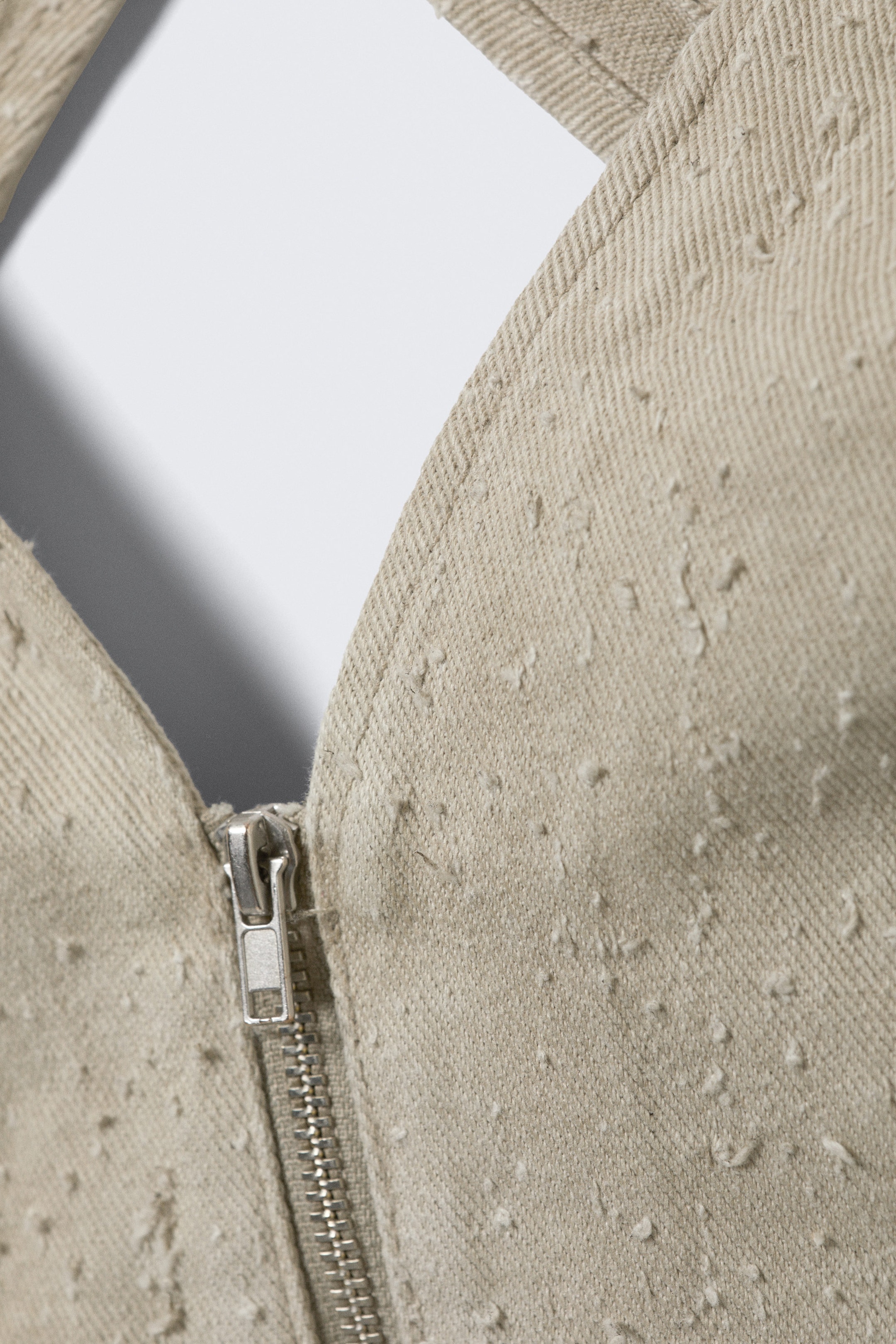 Light Mole - Sleeveless V-Neck Zip Top - 5