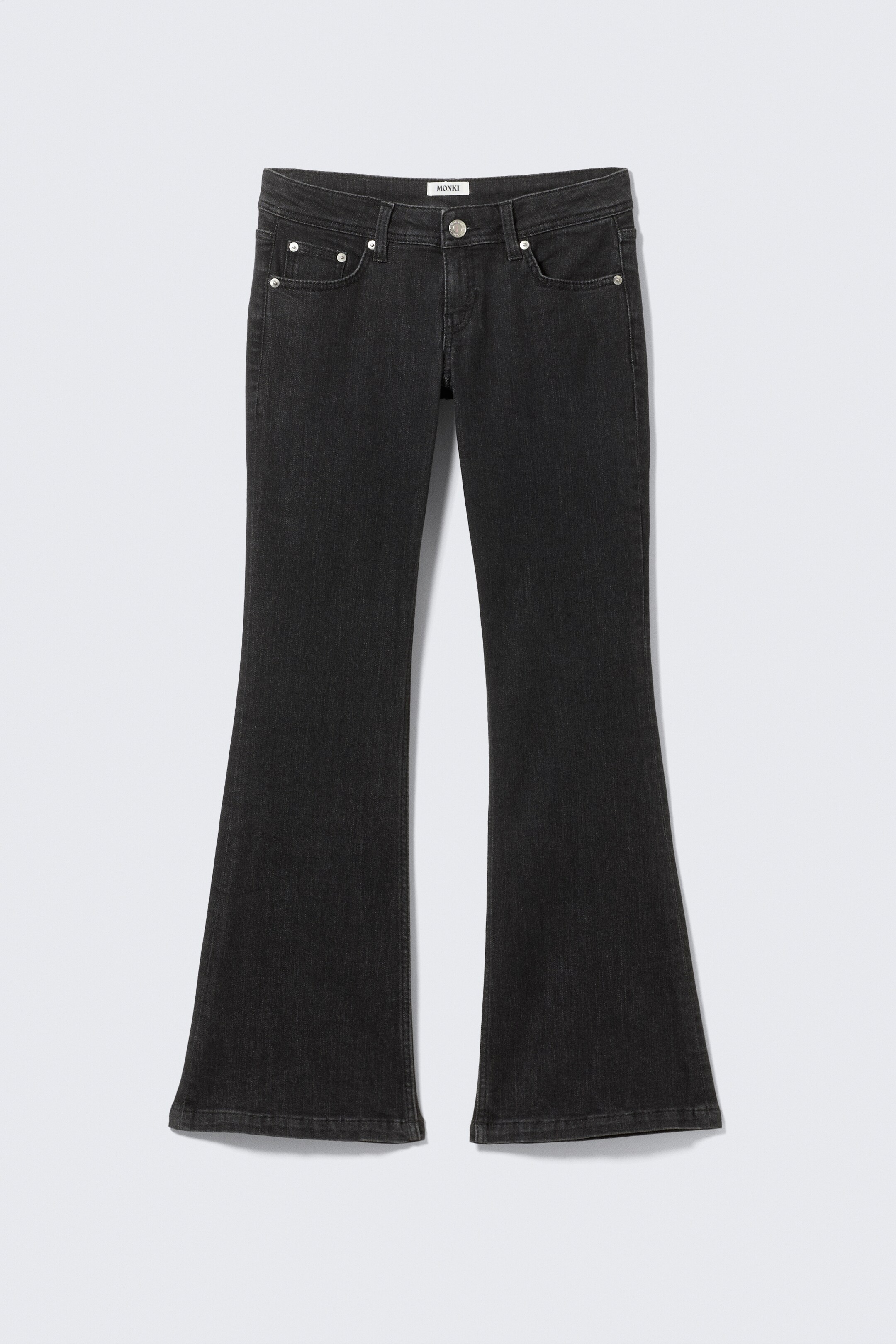 Agrandir l'image: Une paire de jeans gris foncé est présentée de FACE, avec une taille basse dotée d'une fermeture à bouton visible et un design classique à cinq poches. Le jean présente une coupe ajustée au niveau de la cuisse qui s'évase en une jambe large.