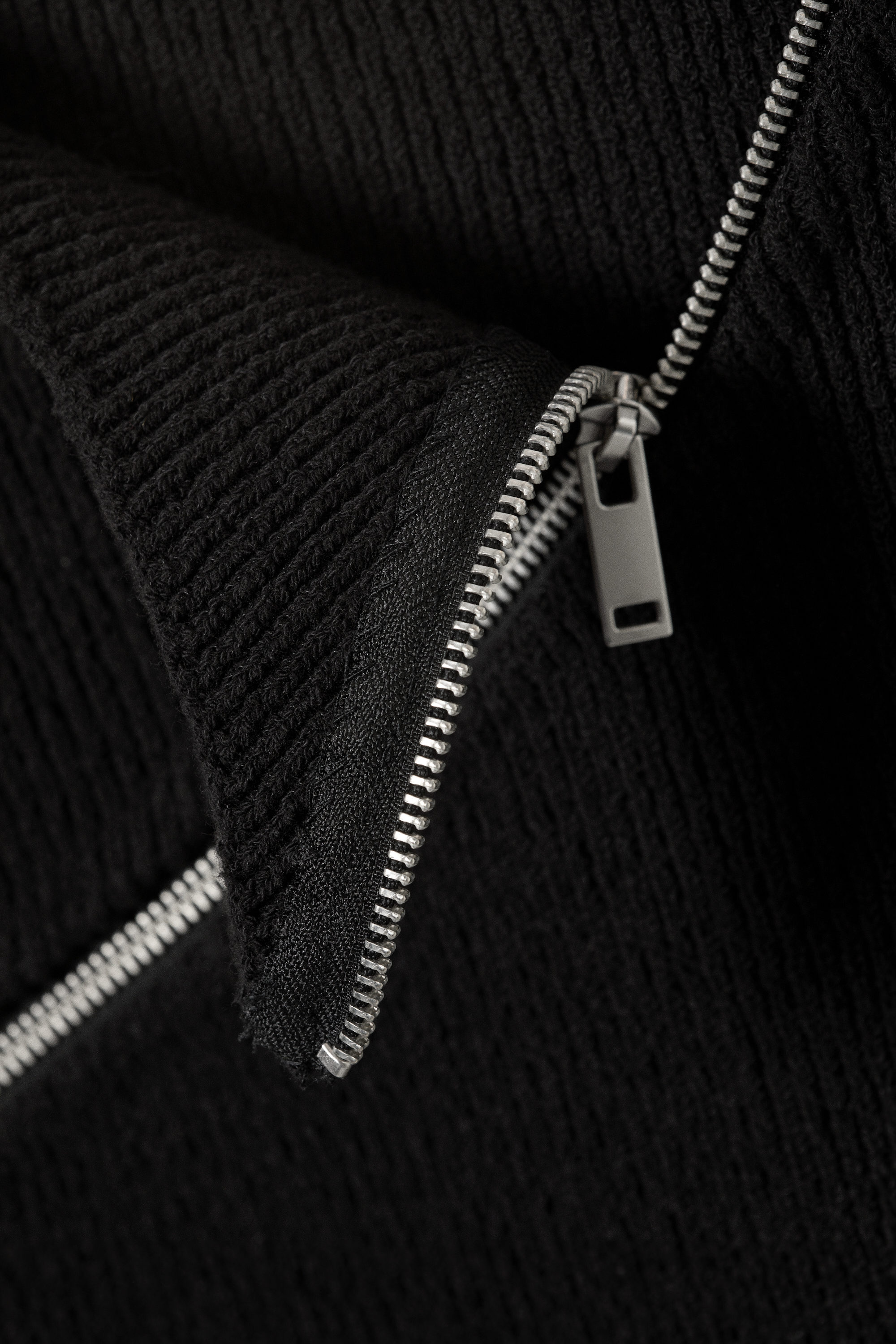 Schwarz - Schmaler asymmetrischer Zip-Strickpullover - 5