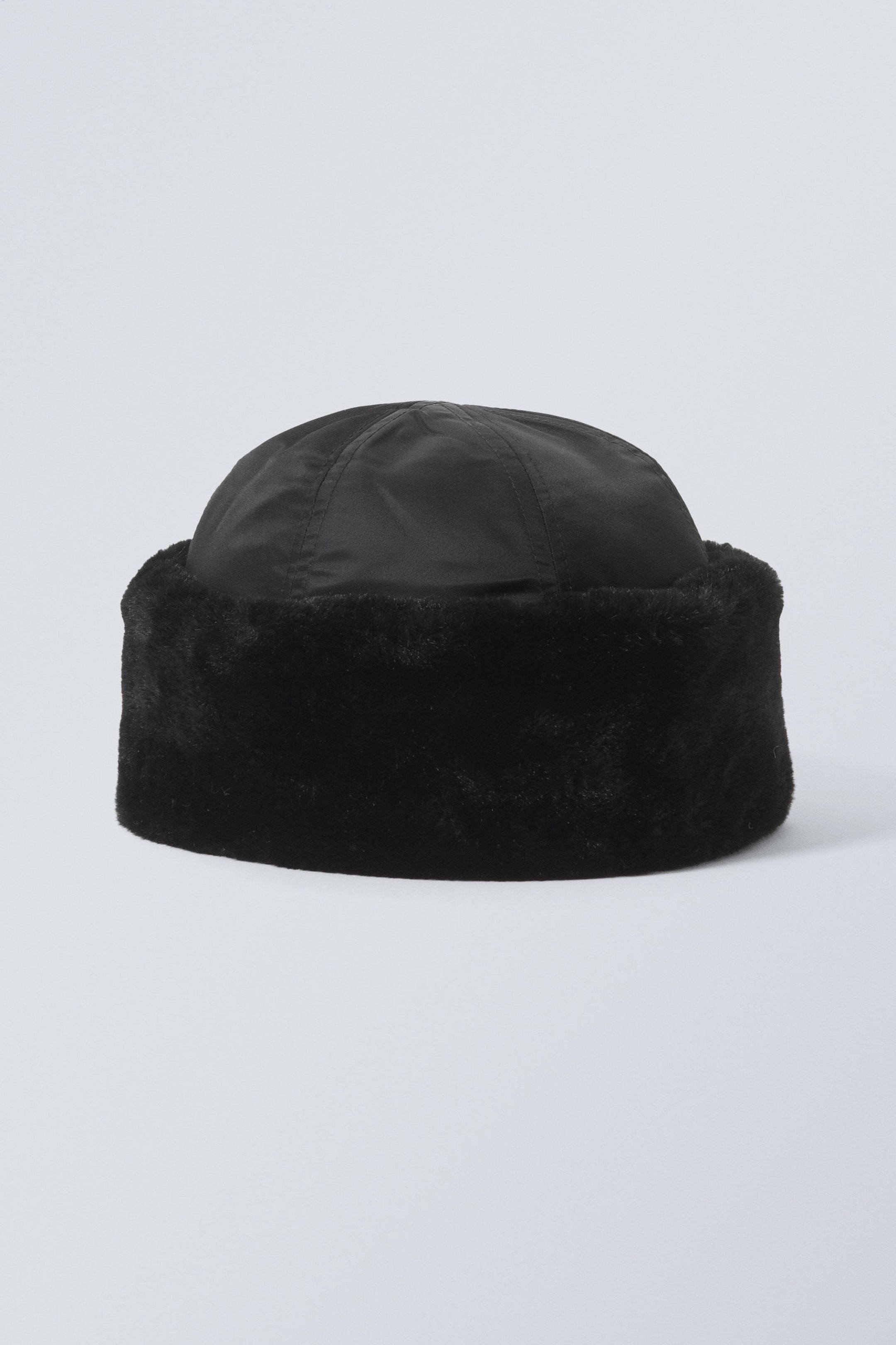 Schwarz - Nylon-Mütze mit Kunstpelz - 0