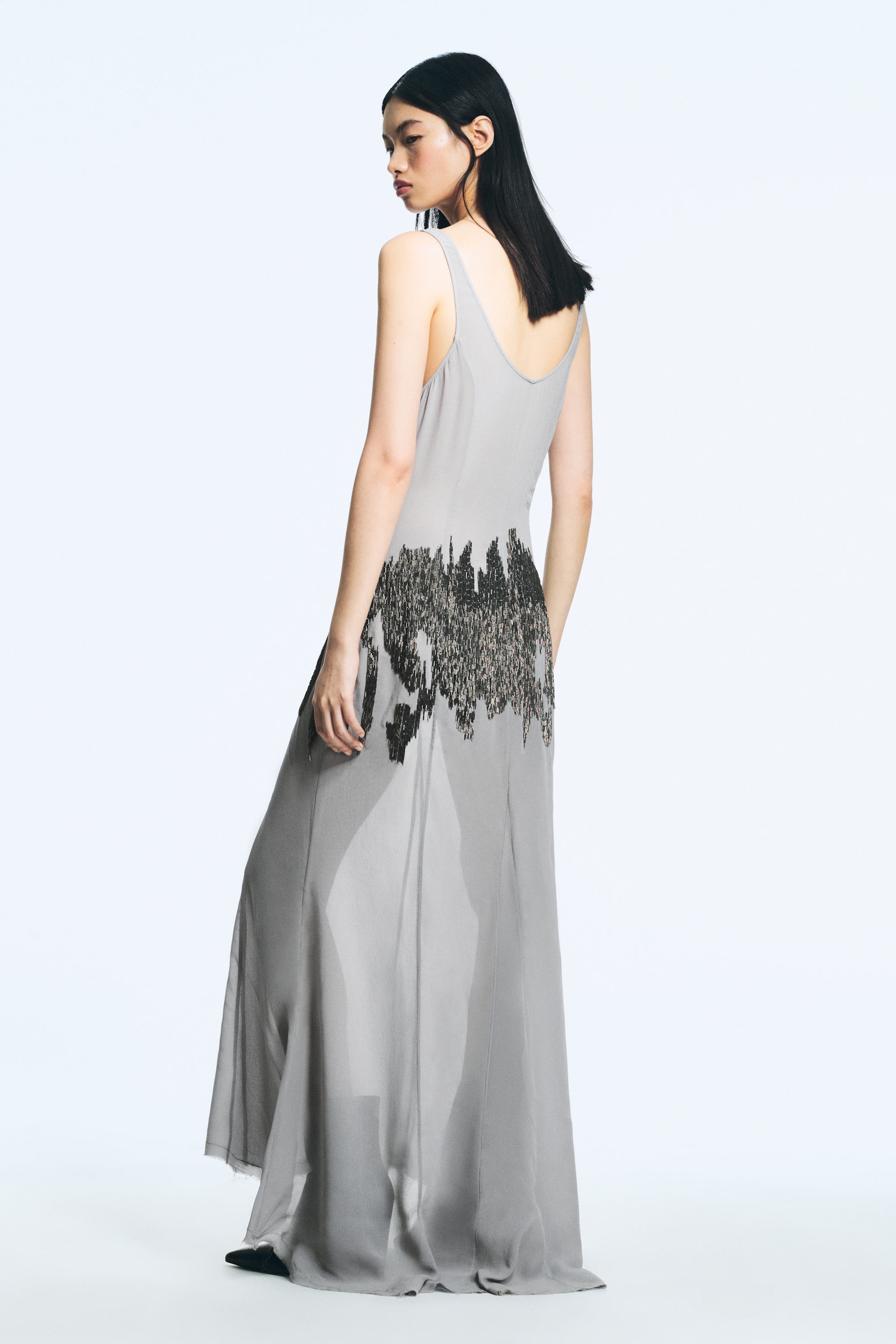 Gris clair perlé - Robe longue sans manches ornée de perles - 2