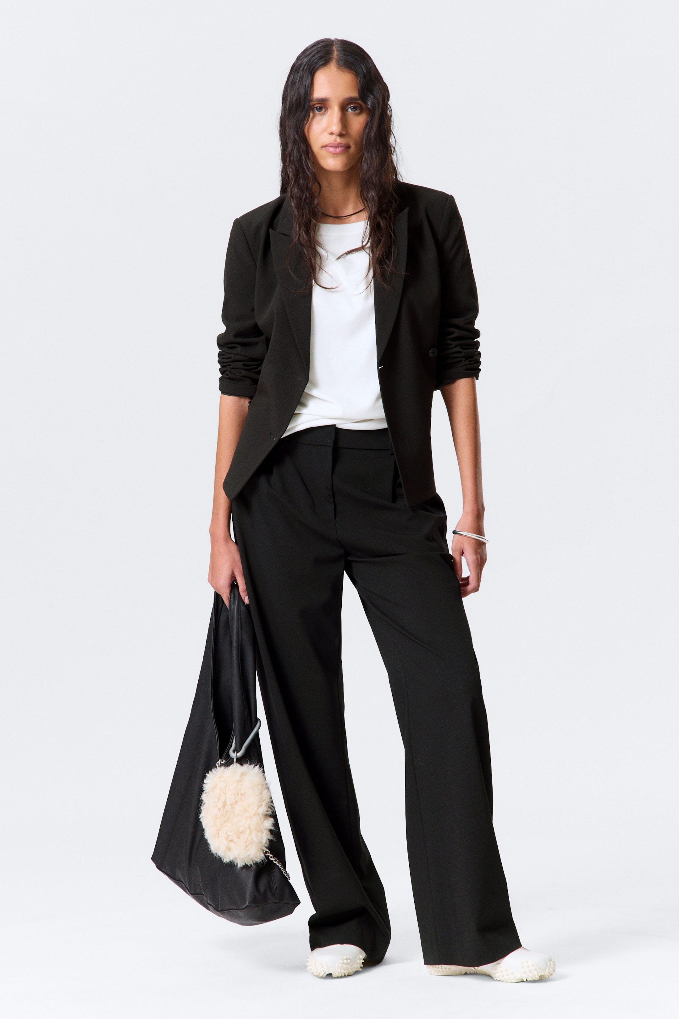 Schwarz - Relaxte, mittelhoch sitzende Bundfaltenhose - 1