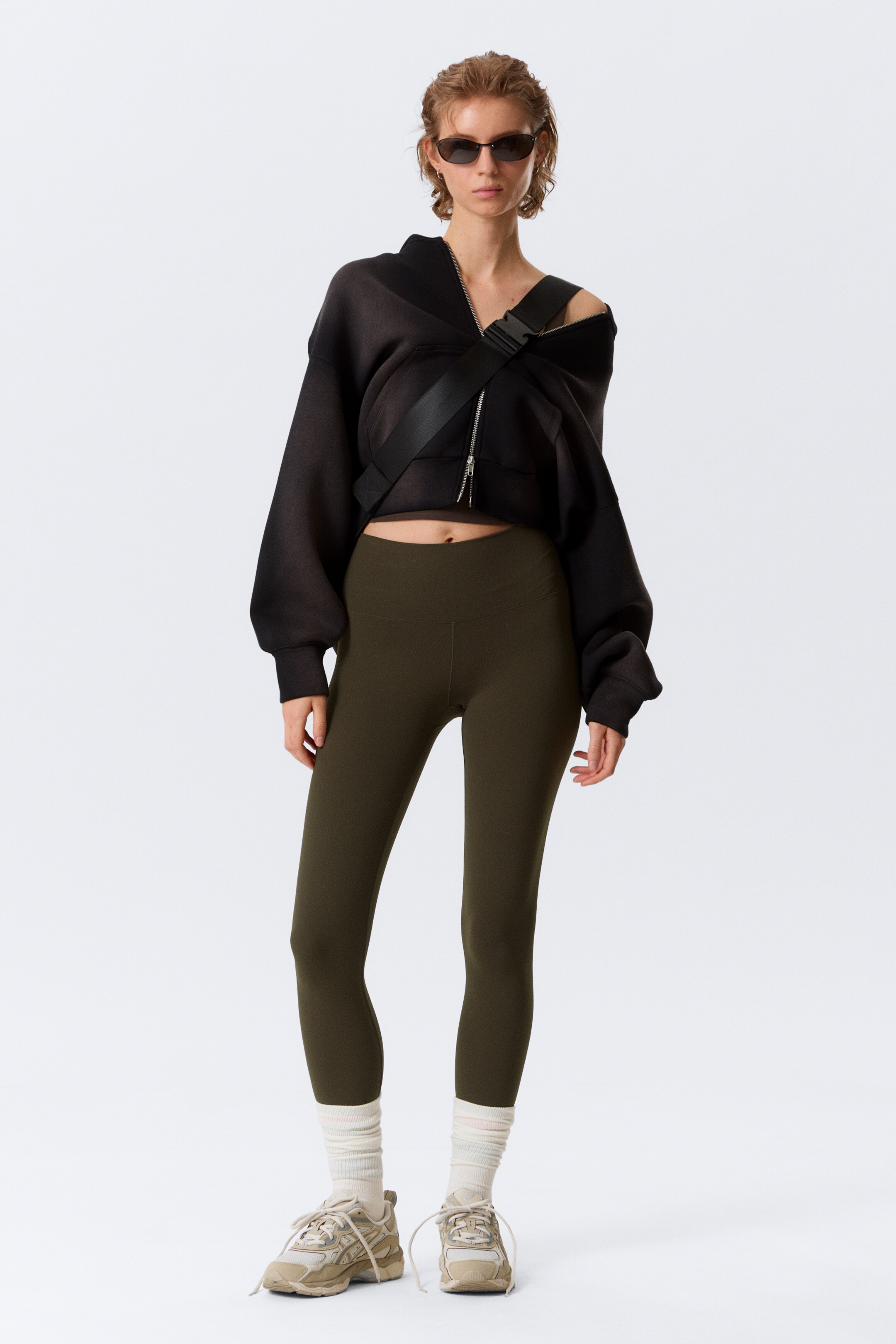 Visa större bild: Högmidjade sporttights - Mörkbrun - DAM | H&M FI 1