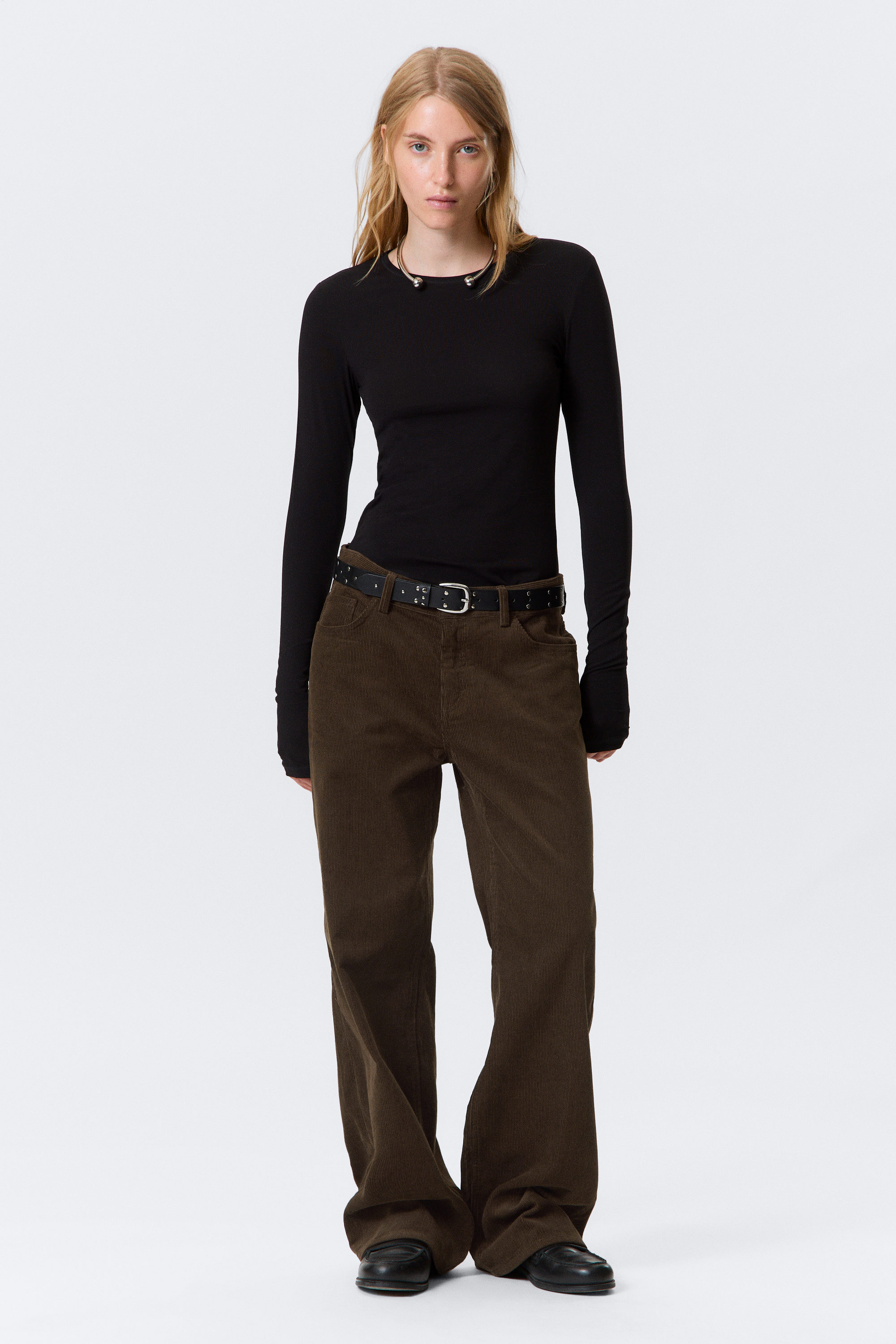 Braun - Cordhose mit niedrigem Bund und weiter Passform - 1