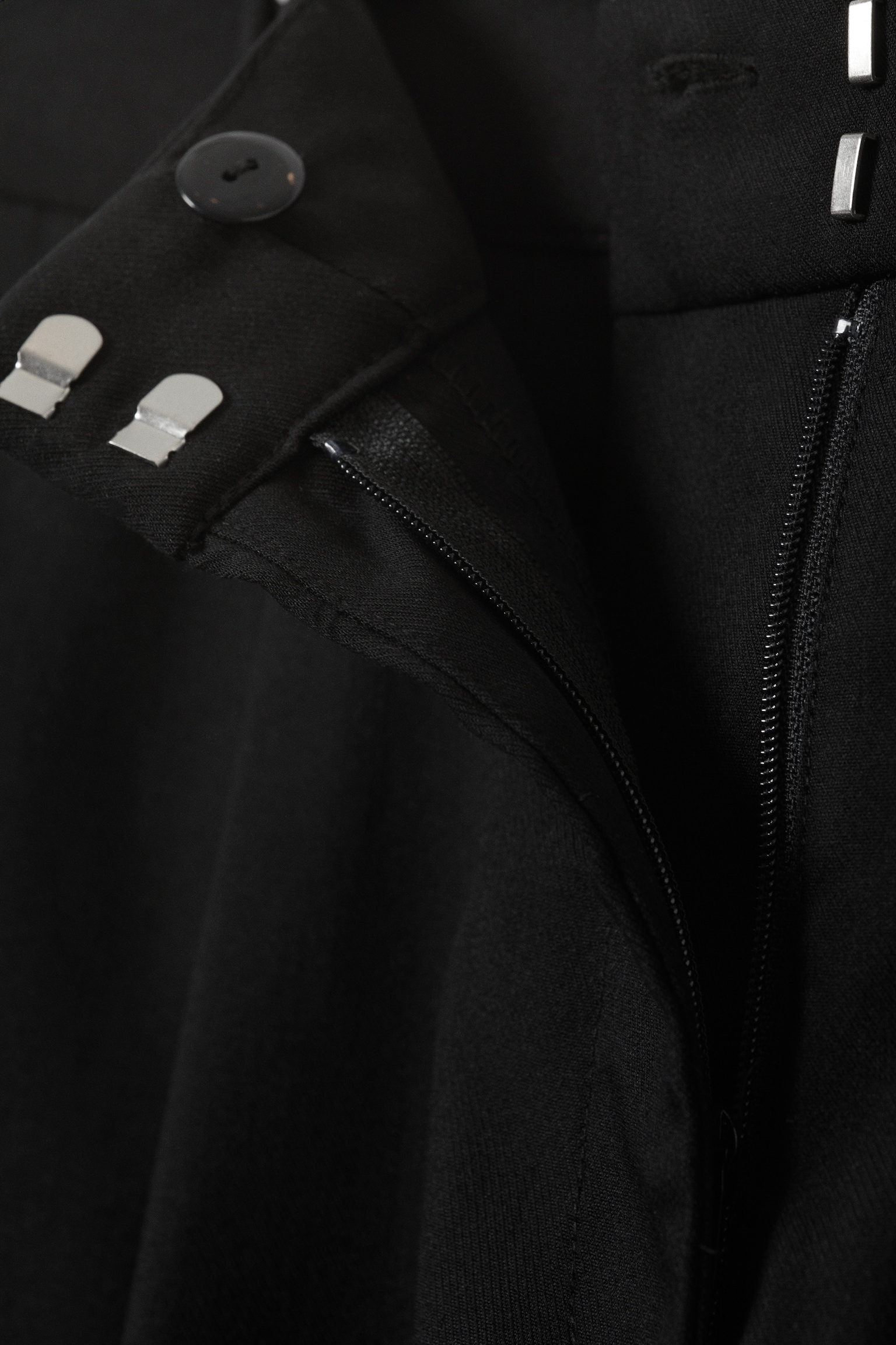 Weite Anzughose mit niedriger Taille - Schwarz/Dunkelgrau gestreift/Dunkles Khakigrün - 5