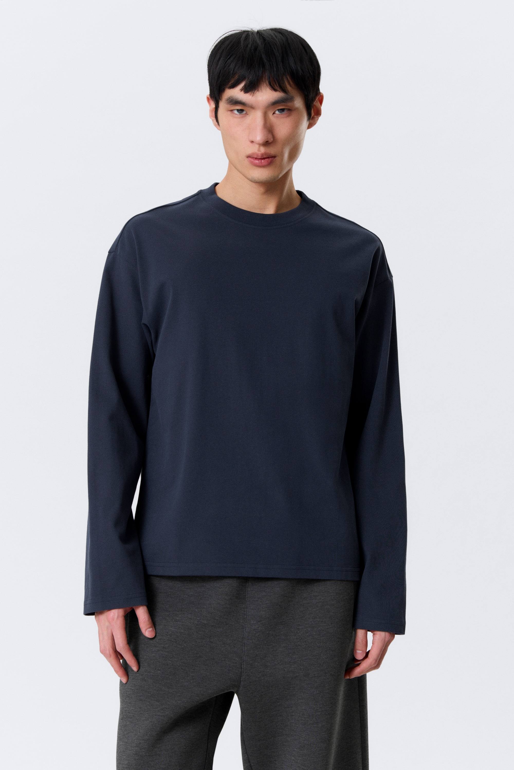 T-shirt de Manga Comprida Boxy Solta - Azul-marinho escuro/Preto/Branco/Riscas Brancas e Azul-Marinho/Branco - Riscas Castanhas/Riscas Brancas & Verde-Escuro/Mole claro empoeirado/Castanho escuro às riscas/Riscas em azul e branco/Branco - Riscas Verdes/Verde-escuro/Castanho escuro/Cinzento sujo