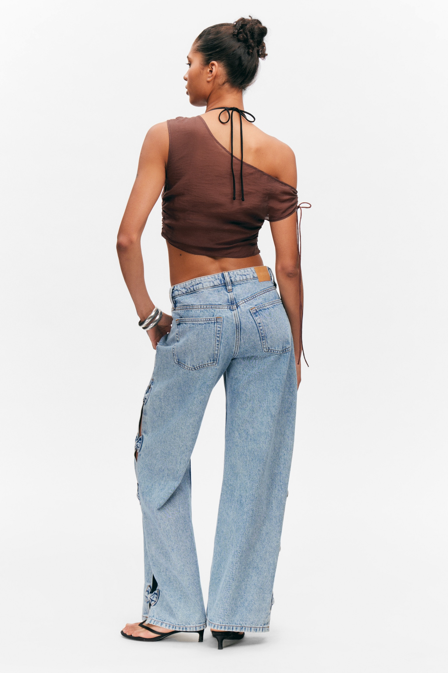 Transparentes, asymmetrisches Top mit Kordelzug - Braun/Florale Tupfen in Braun & Grün - 5