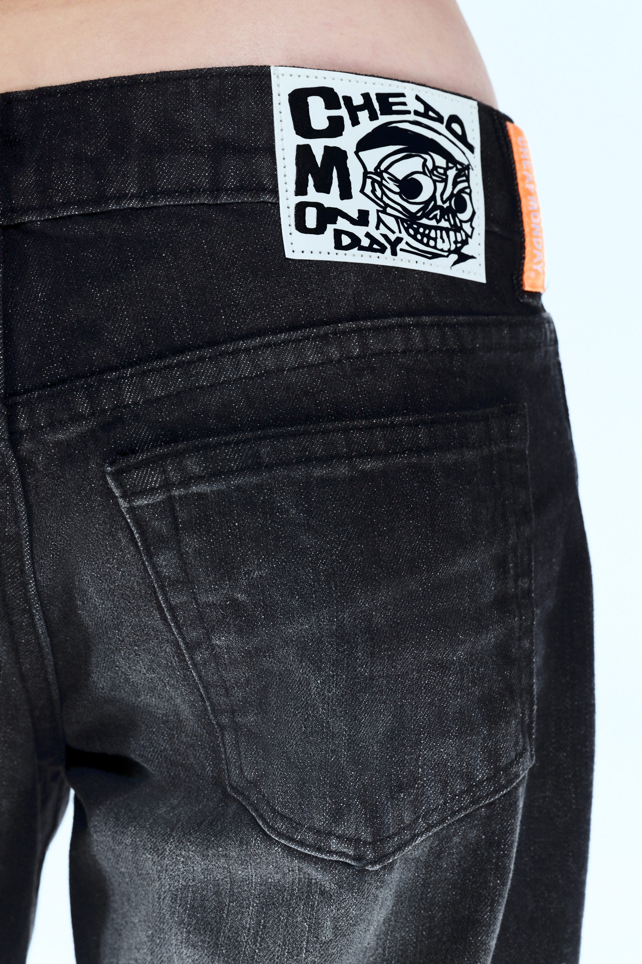 Undone Black - Schwarz - Messy Low Rise Regular Straight Jeans - 2