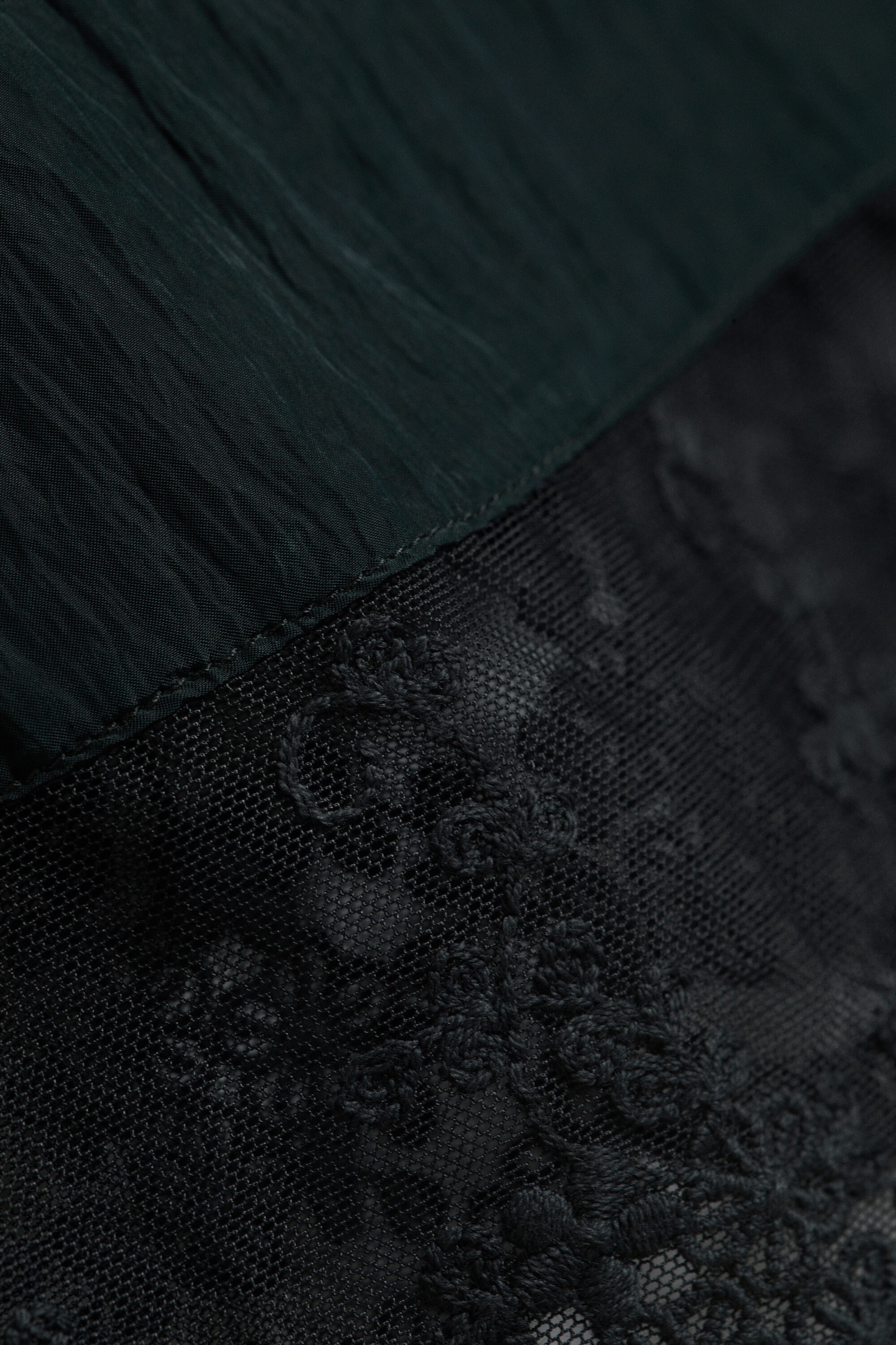 Schwarz - Cropped Camisole mit Spitzenbesatz - 4