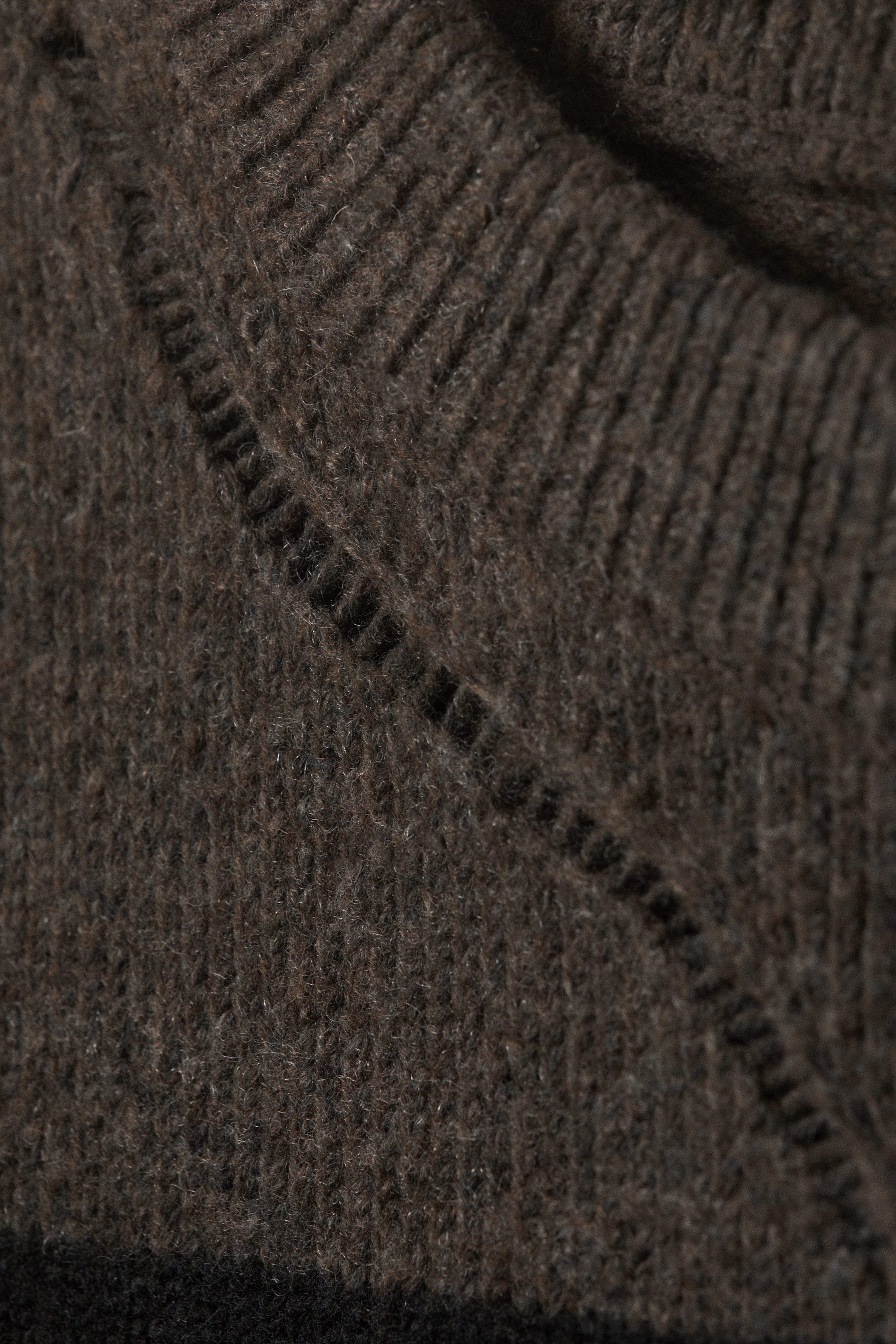 Braun & schwarz gestreift - Gestreifter Strickpullover im Used-Look - 4