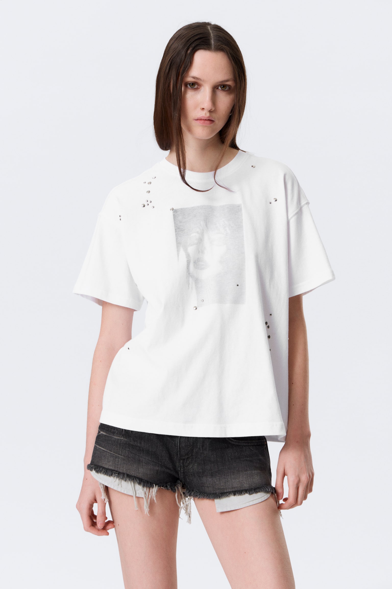 Camiseta gráfica con tachuelas - Blanco - Estampado de cara gótica - 1
