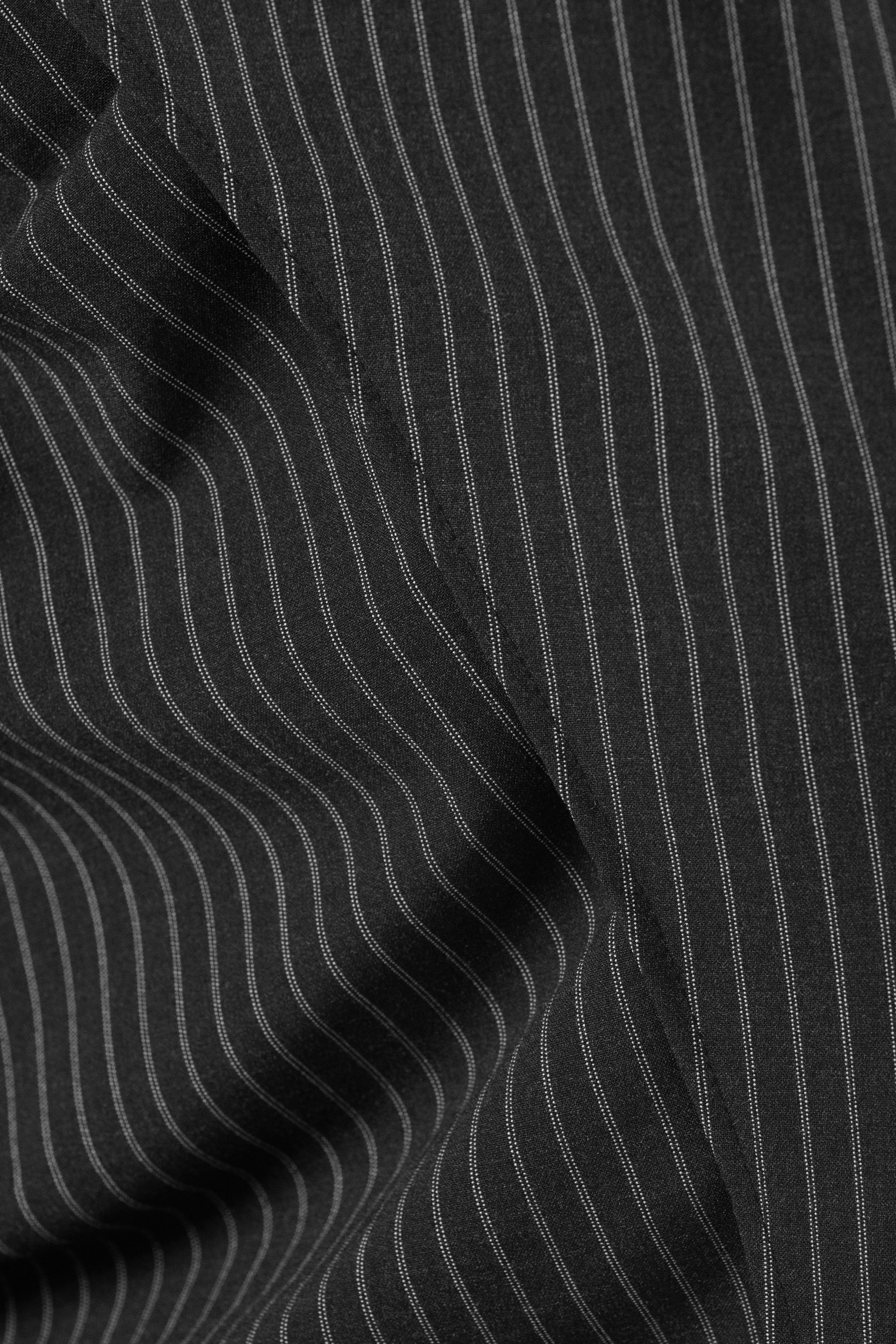 Schwarz gestreift - Drapiertes Minikleid aus Anzugstoff - 5