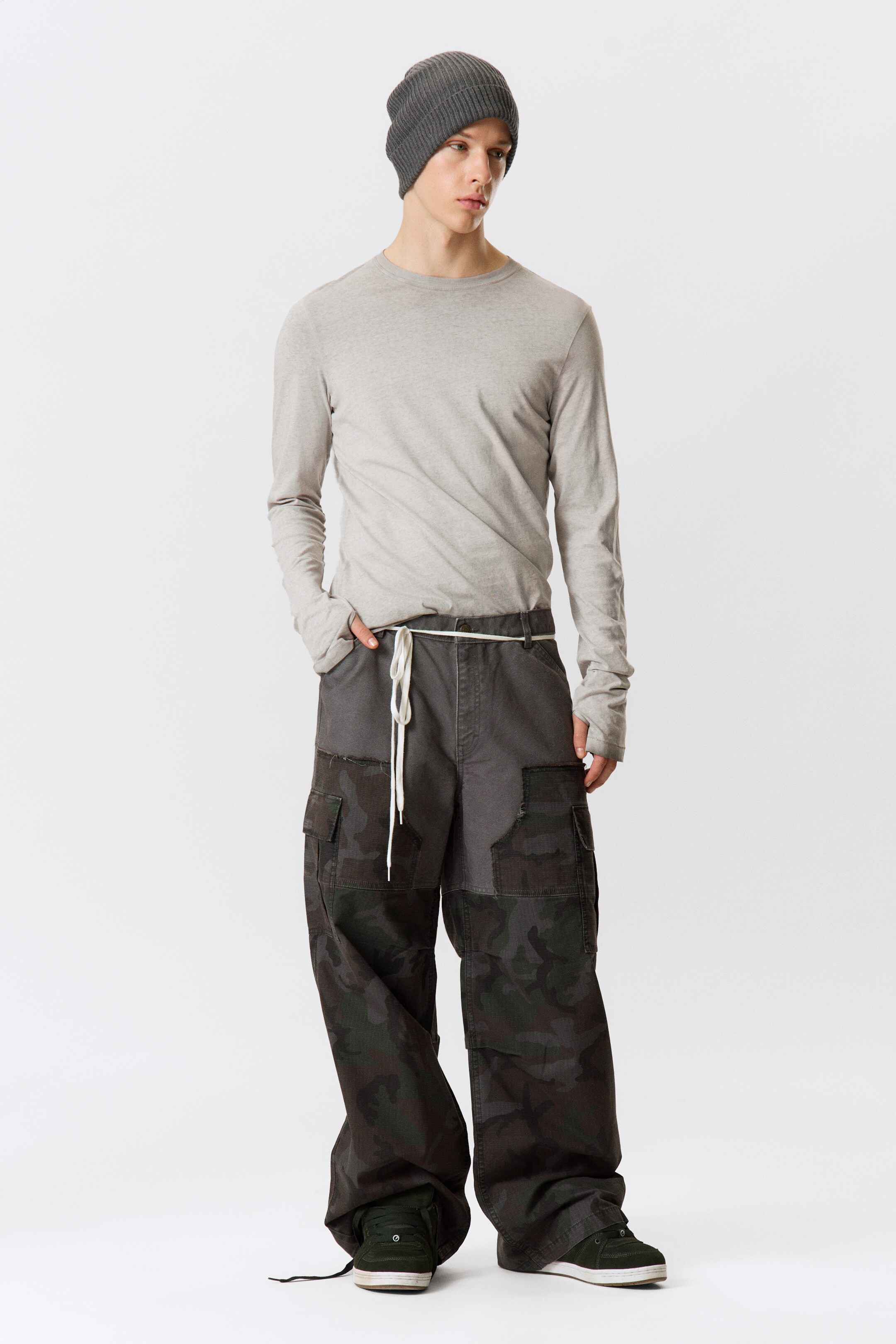 Zobraziť väčší obrázok: Voľné patchworkové cargo nohavice - Prašná modrá & Camo - MUŽI | H&M SK 3