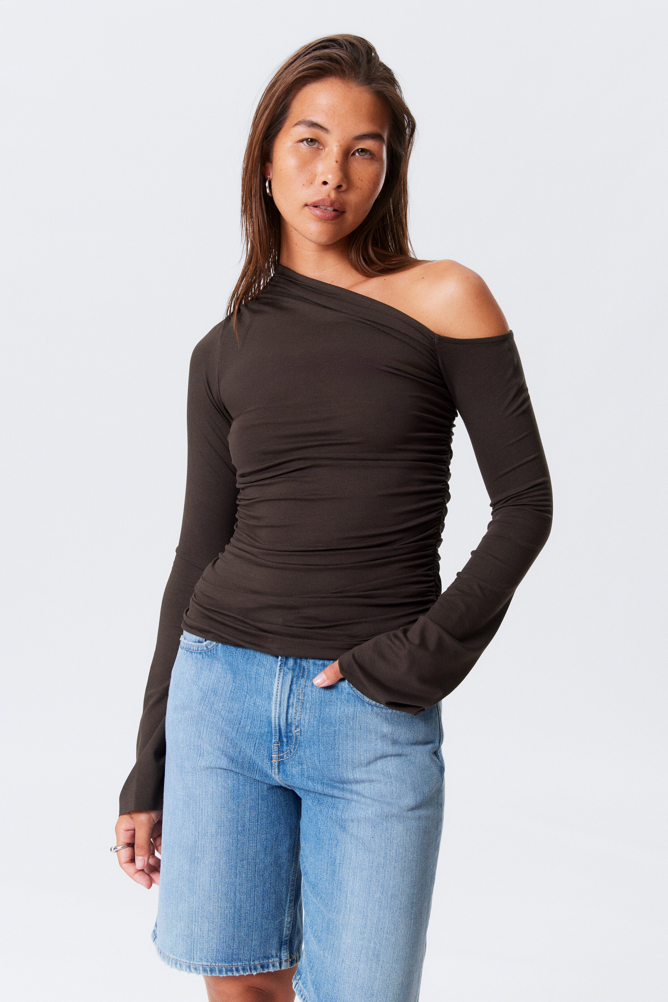 Visualizza immagine più grande: Maglia asimmetrica drappeggiata in lyocell - Marrone scuro - DONNA | H&M IT 1