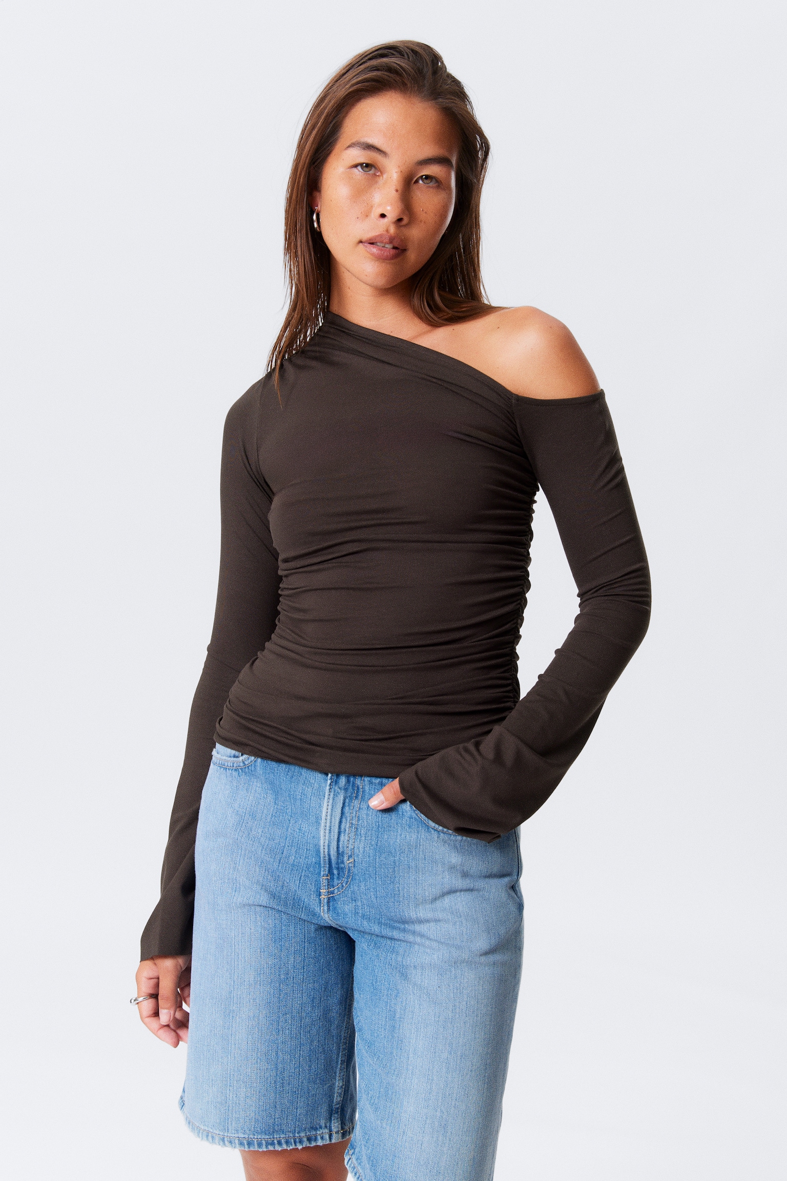 Camisola drapeada assimétrica em liocel - Castanho escuro/Preto