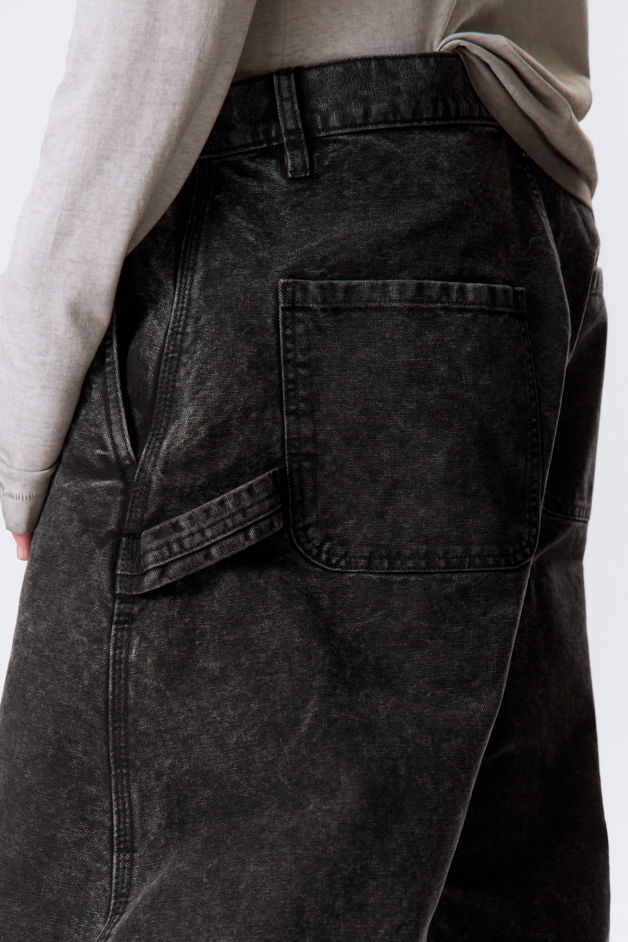 Größeres Bild anzeigen: Weit geschnittene Workwear-Hose mit Barrel-Bein - Gewaschenes Schwarz - Men | H&M AT 4