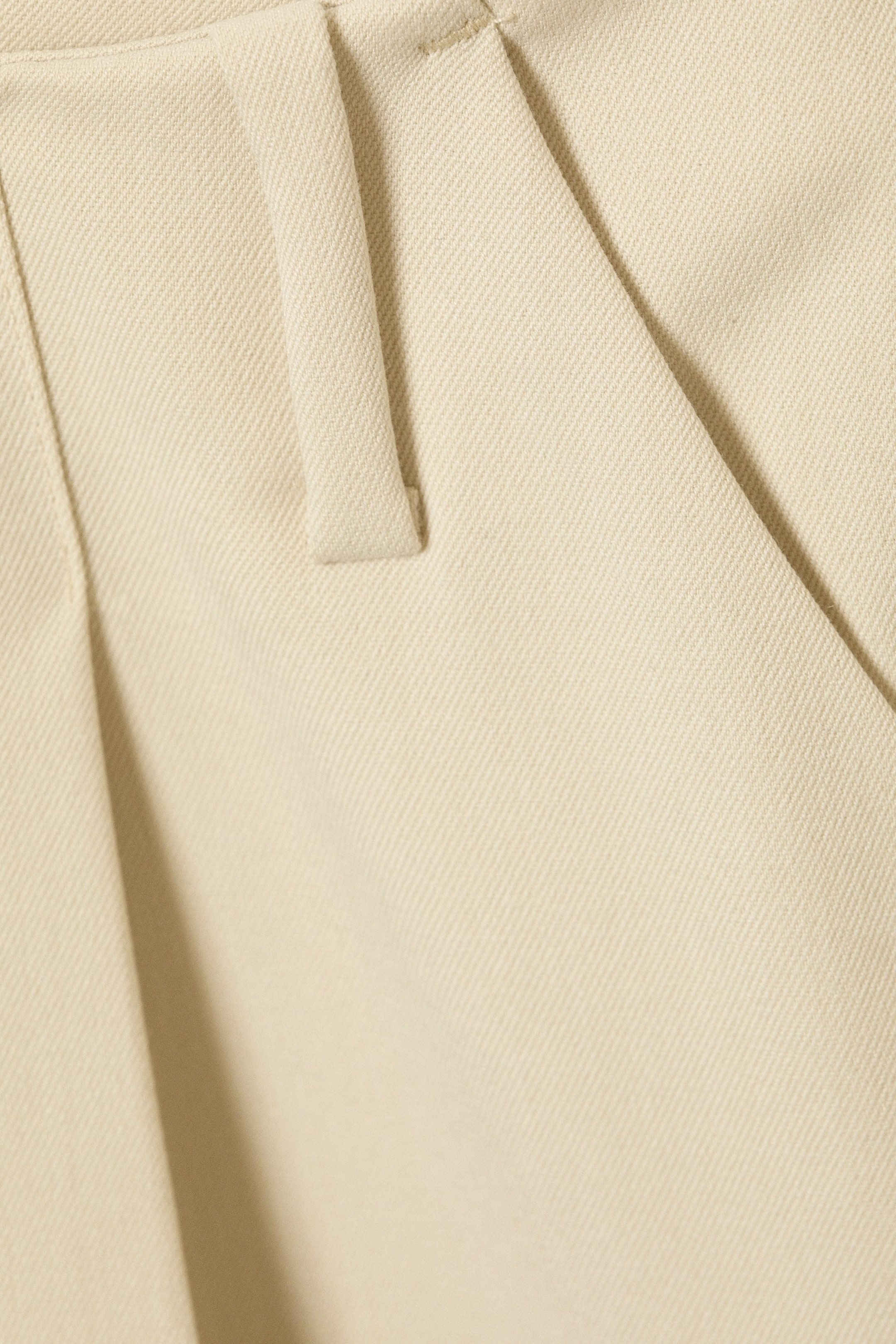 Light Beige - Loose Low Rise Three-quarter Length Suiting Shorts - 5