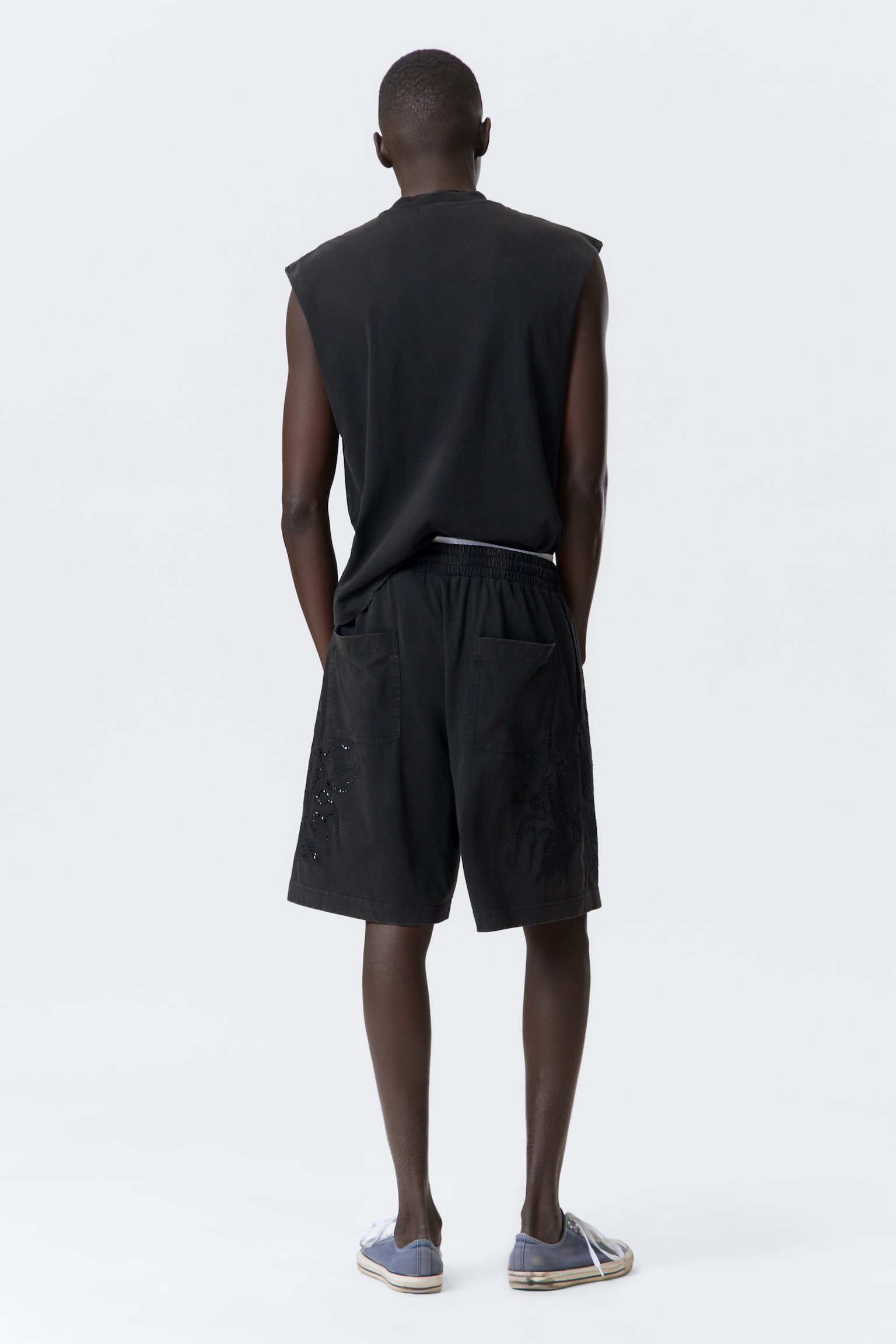 Shorts loose in cotone con ricamo a punto inglese - Nero lavato - 6