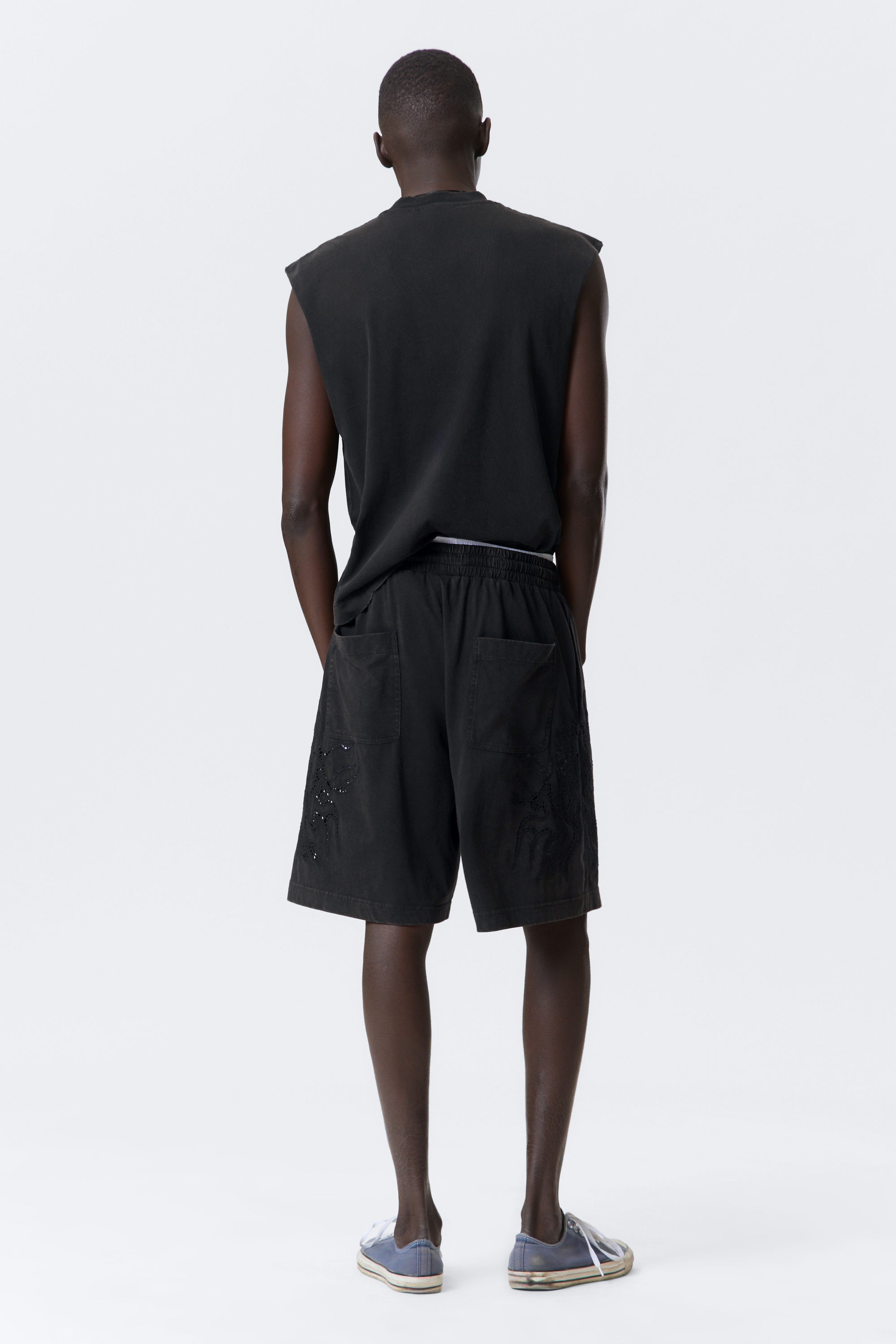 Verwaschenes Schwarz - Lockere Baumwoll-Shorts mit Broderie Anglaise - 3