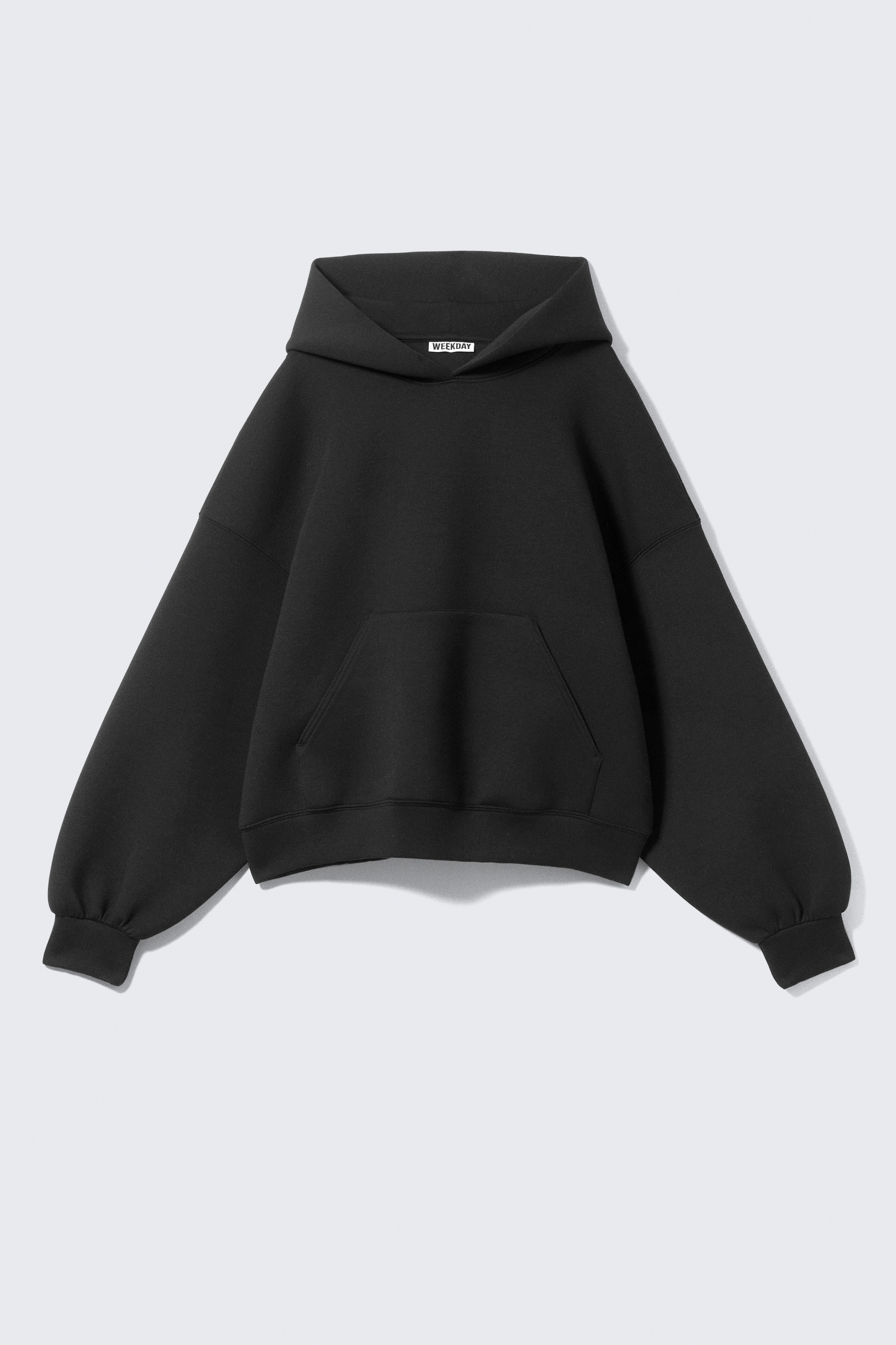 Ingrandisci l'immagine: Una felpa con cappuccio da sub nero sta mostrando il suo DAVANTI, evidenziando una vestibilità oversize con spalle cadenti. Presenta un ampio cappuccio, una tasca a marsupio e polsini e orlo lisci.