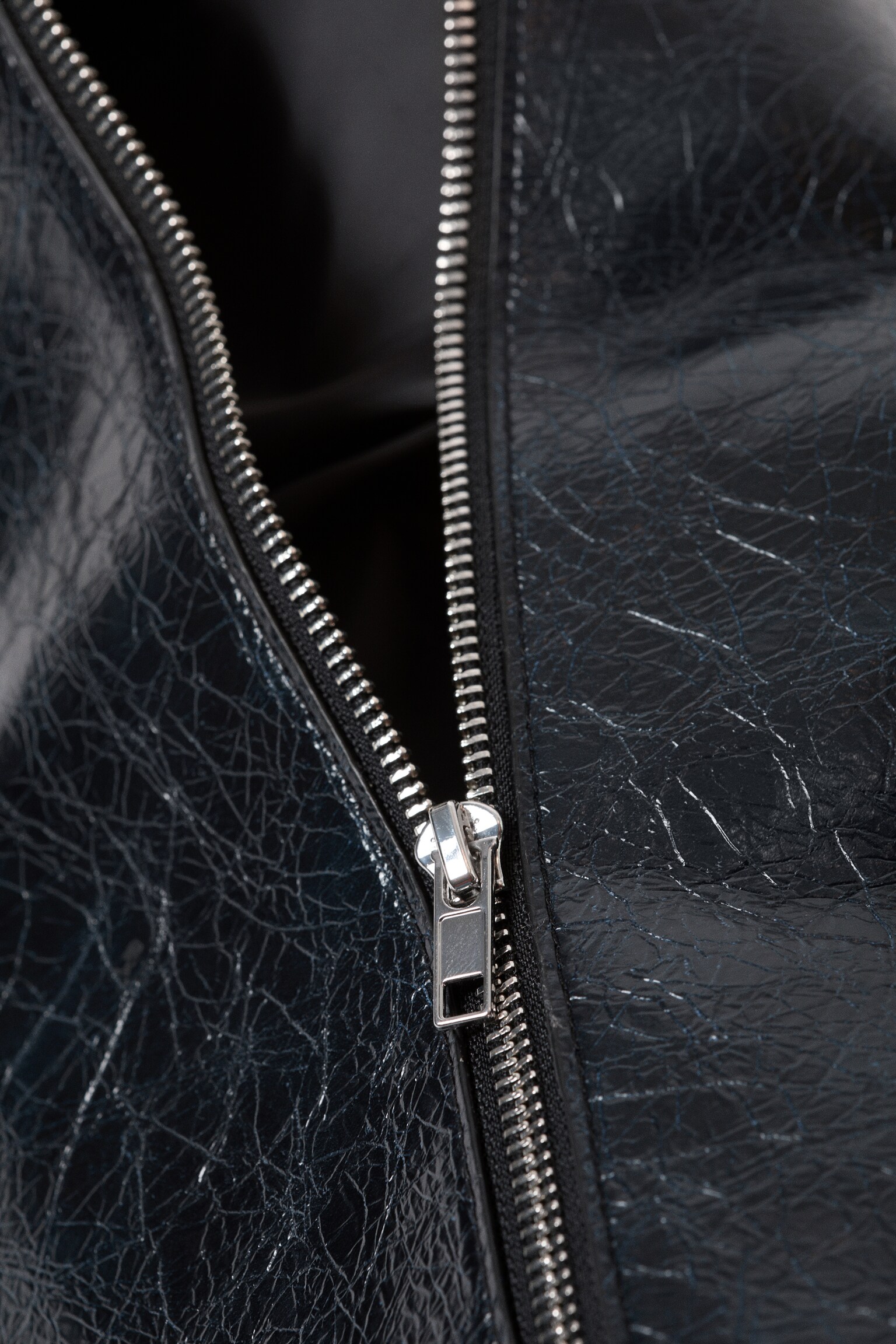 Große Clutch aus Kunstleder - Dunkles Marineblau/Helles Maulwurfsgrau - 5