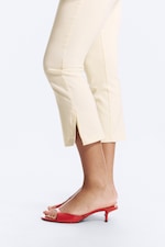 Helles, staubiges Beige - Caprihose mit niedrigem Bund - 2