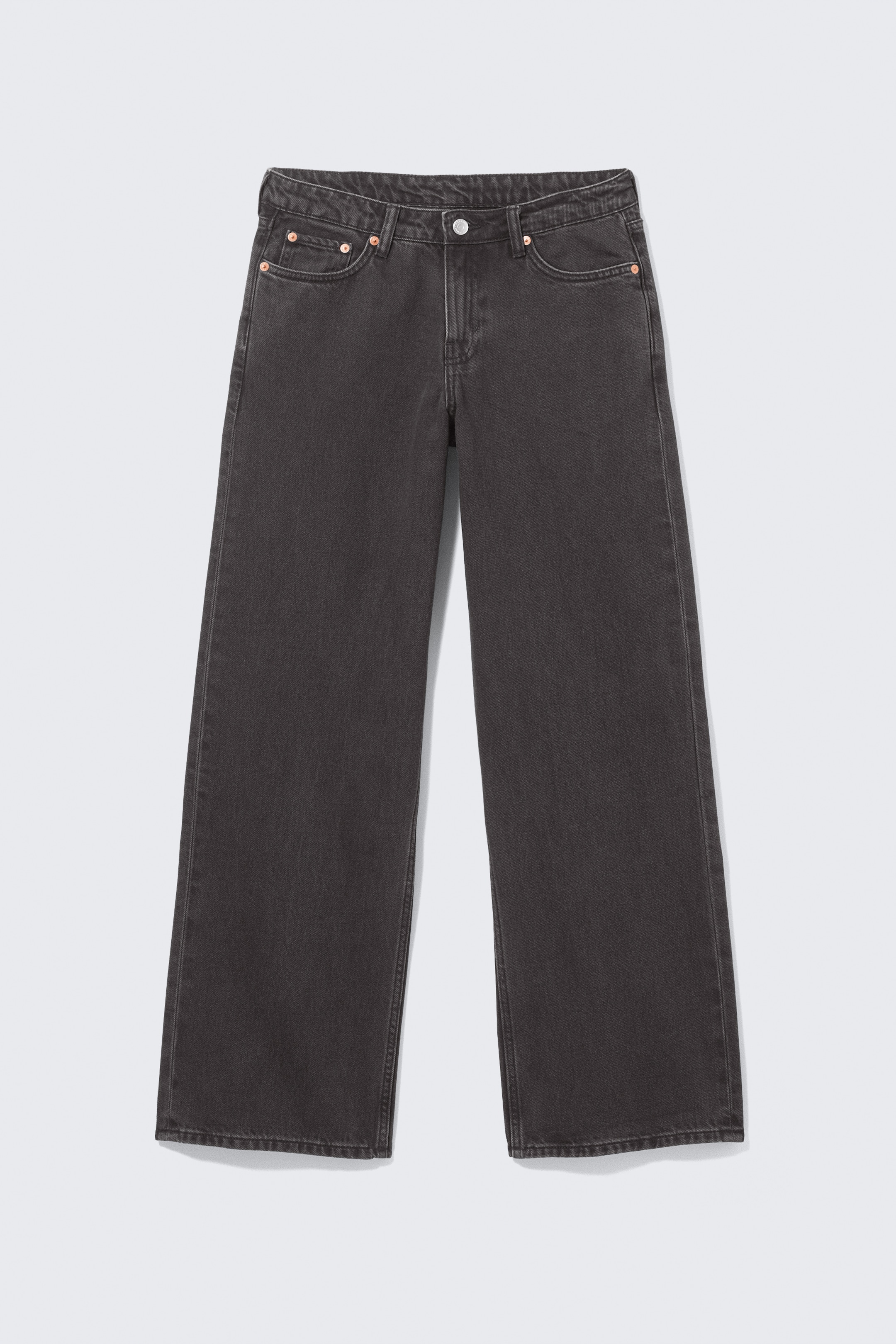 Visa större bild: Mörkgrå jeans med vida ben visas framifrån, med knapp- och dragkedjegylf, bälteshällor och framfickor med kopparfärgade nitar.