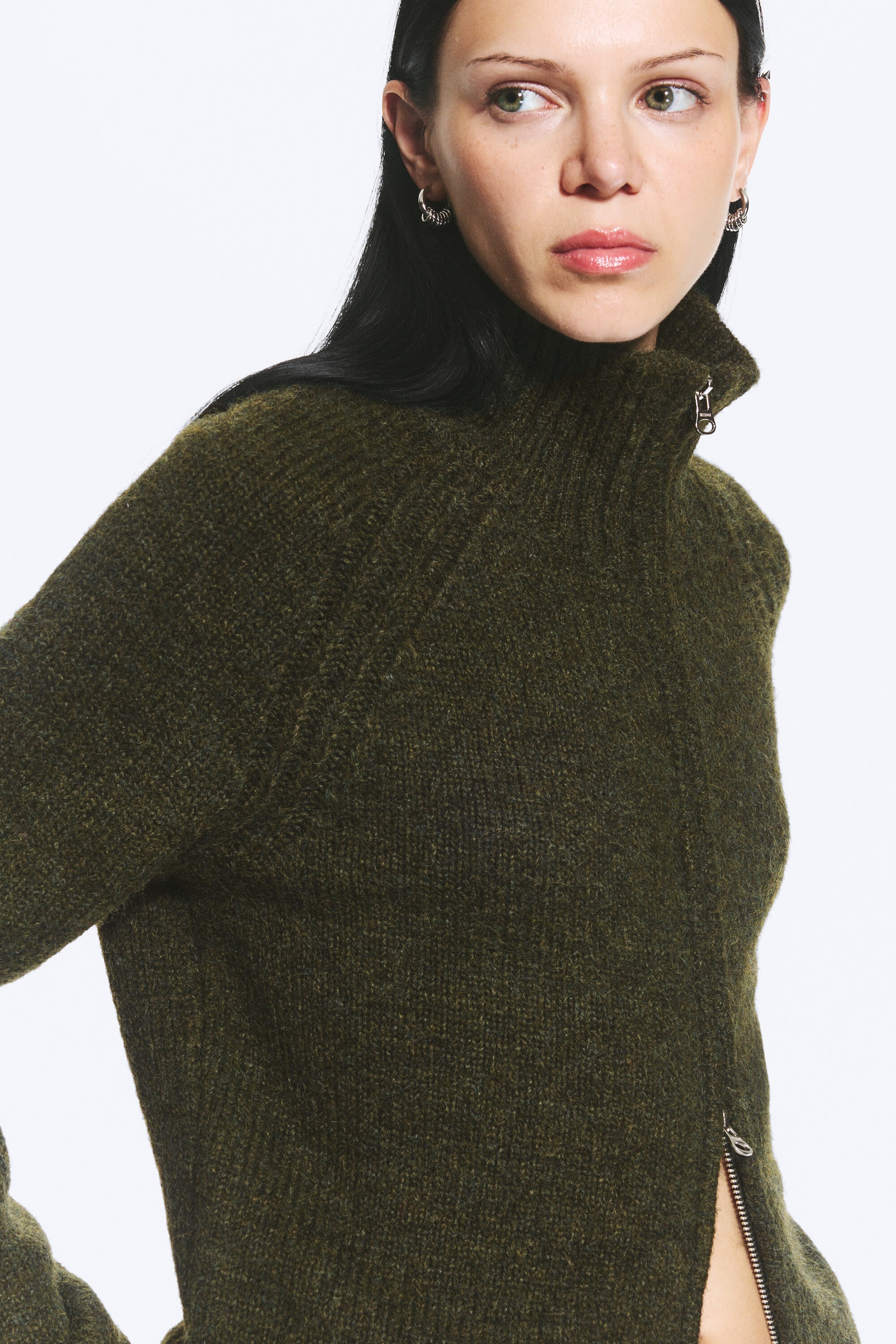 Dark Mossy Green - Myk, strikket, figurnær cardigan med glidelås - 2