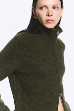 Dark Mossy Green - Myk, strikket, figurnær cardigan med glidelås - 2