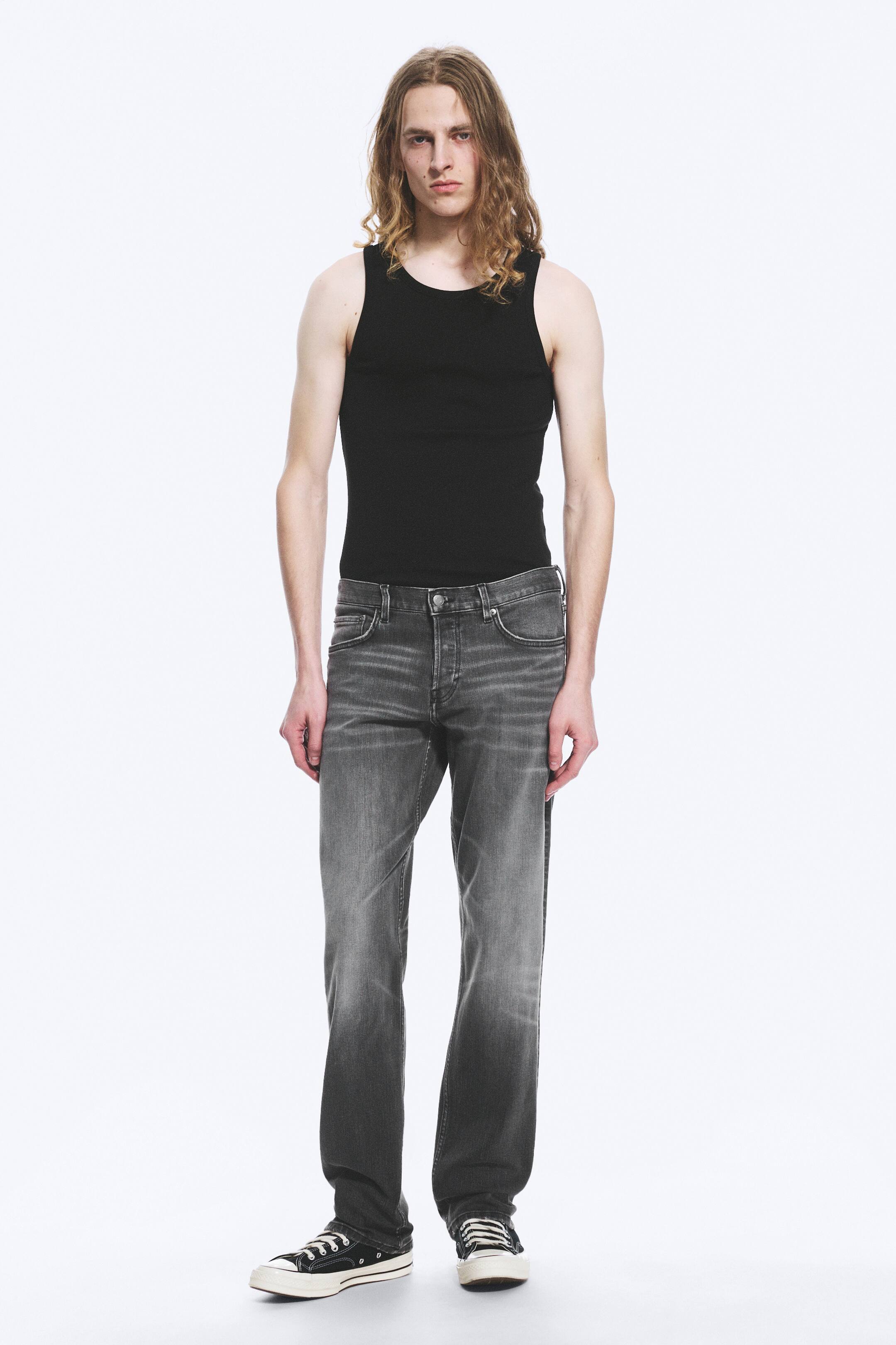 Grotere afbeelding bekijken: Zwarte geribbelde tanktop met een ronde hals en een mouwloos ontwerp. Het sluit nauw aan op de romp en toont de geribbelde breistructuur vanuit een vooraanzicht.