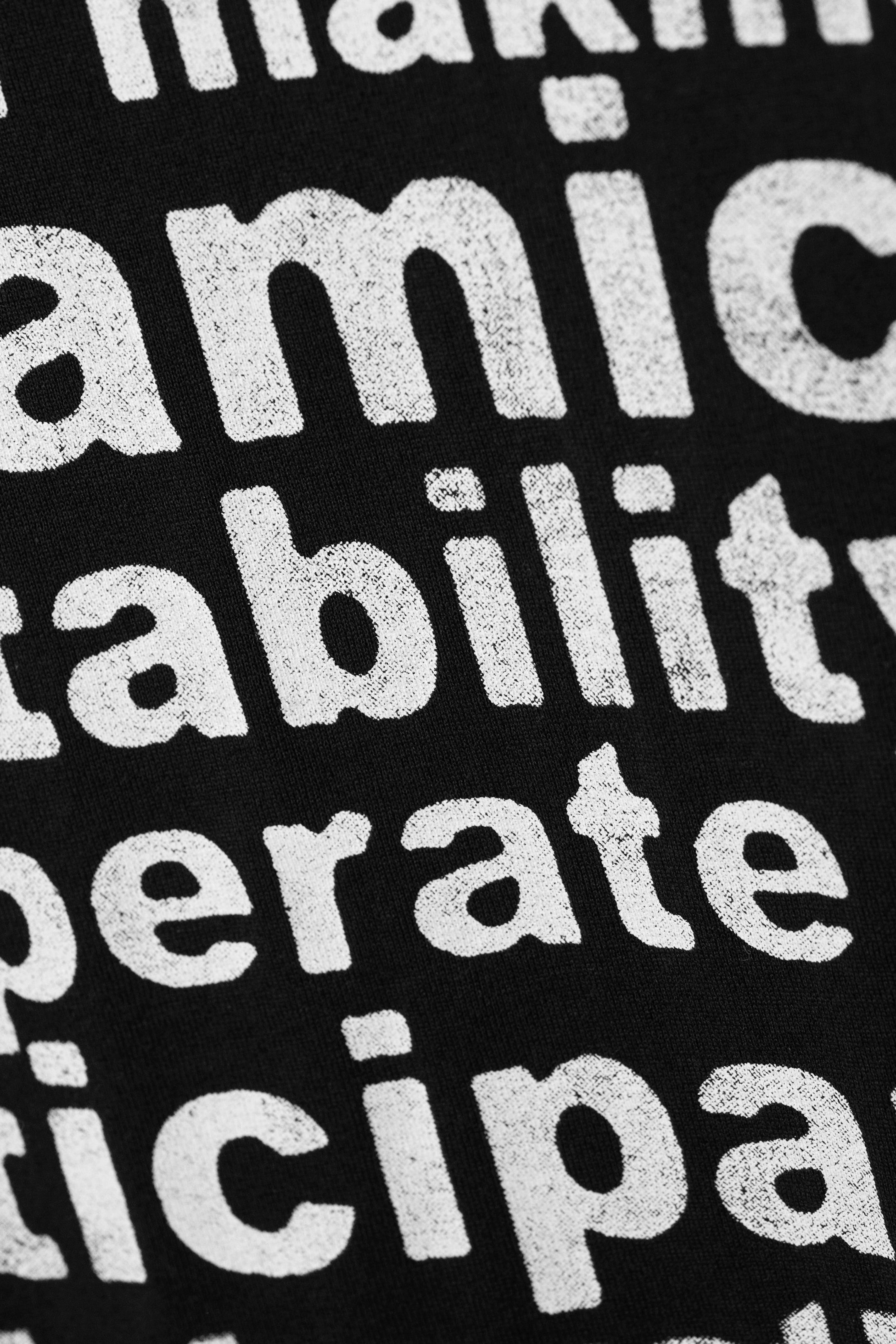 Schwarz - "Team Building" - Entspanntes T-Shirt mit Grafikdruck - 5