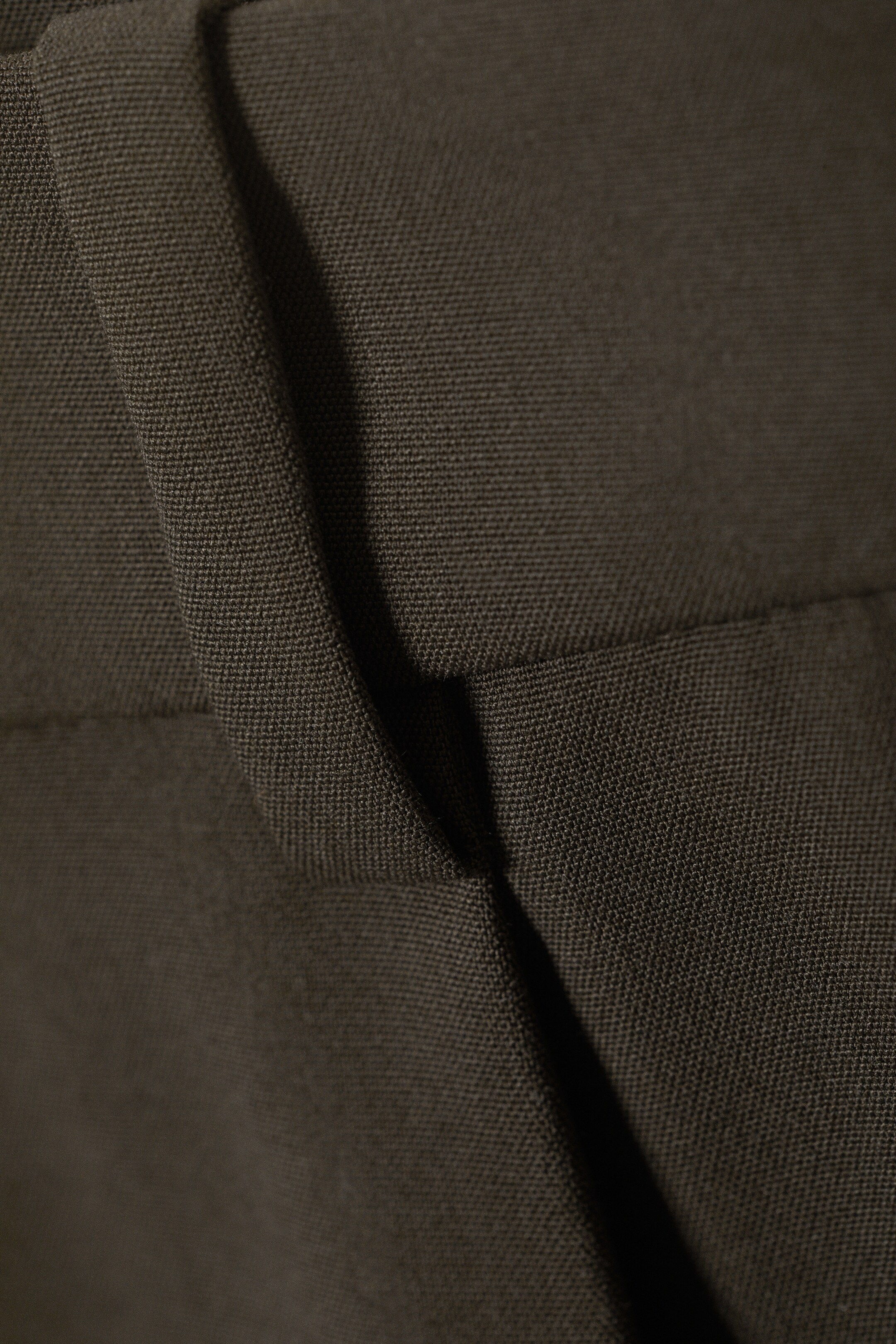 Zobacz większy obraz: Plisowane spodnie garniturowe Relaxed Mid Rise - Dark Mole - ONA | H&M PL 2