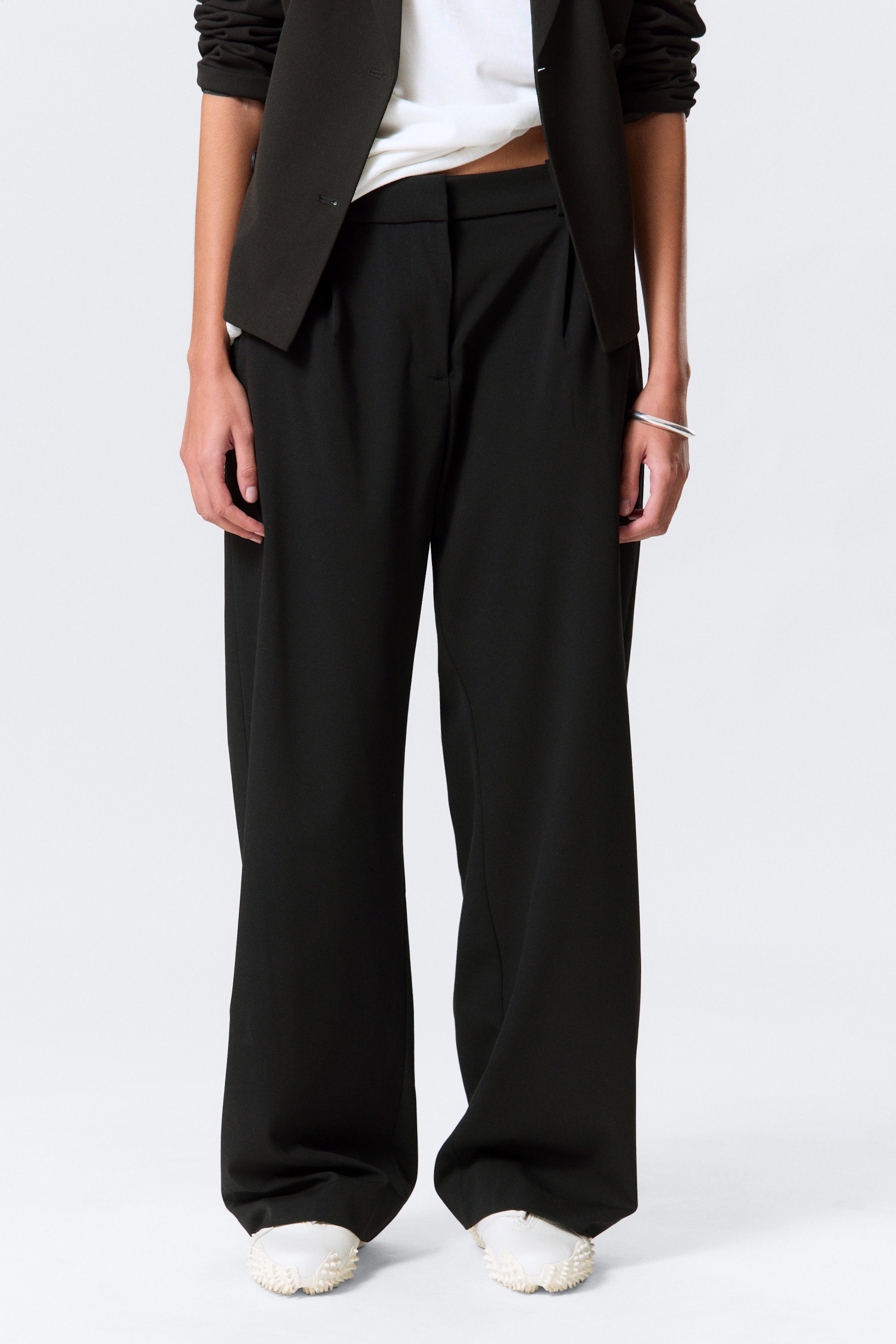 Schwarz - Relaxte, mittelhoch sitzende Bundfaltenhose - 2