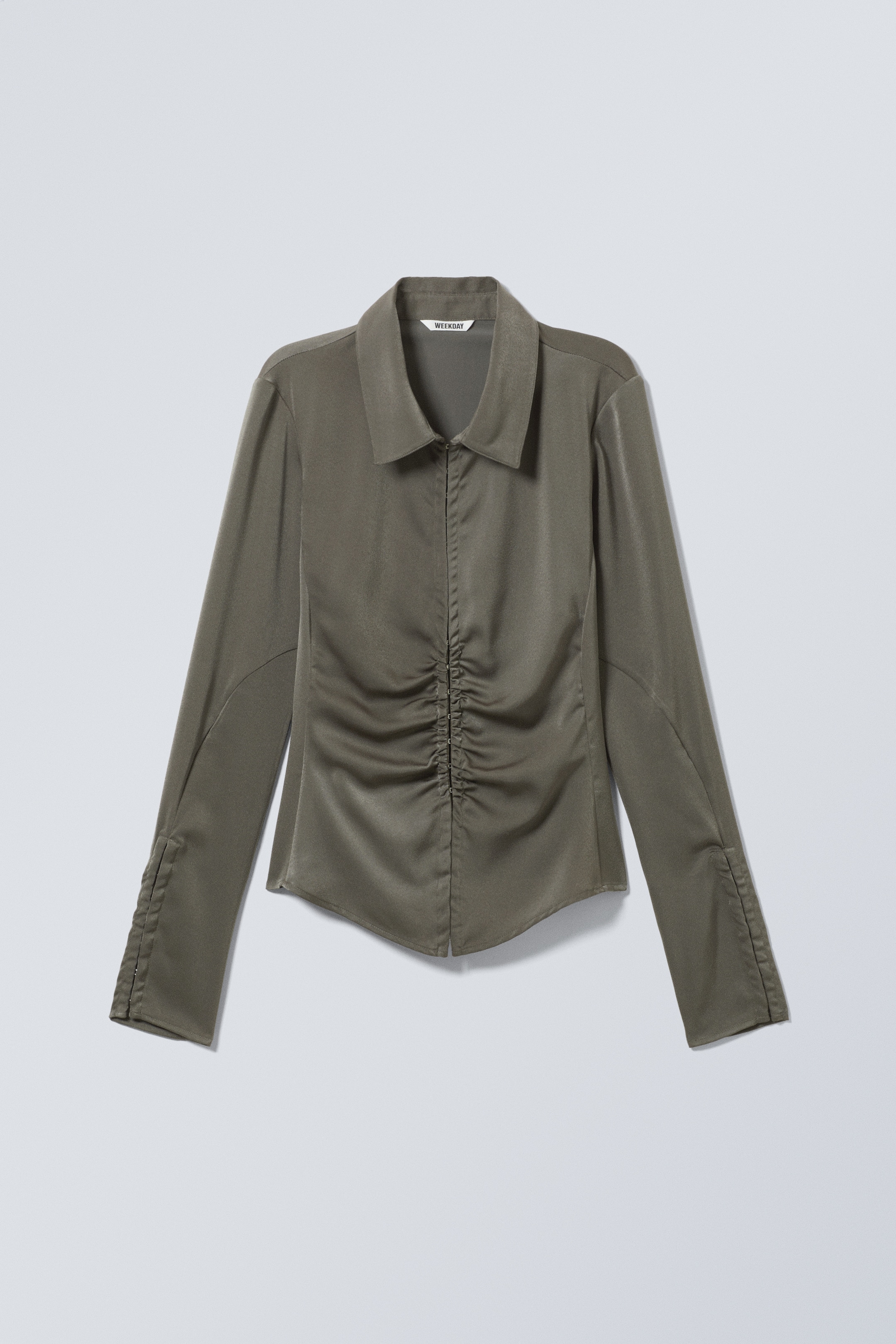 Visa större bild: Tight långärmad skjorta i satin - Mörk mullvad - DAM | H&M SE 1