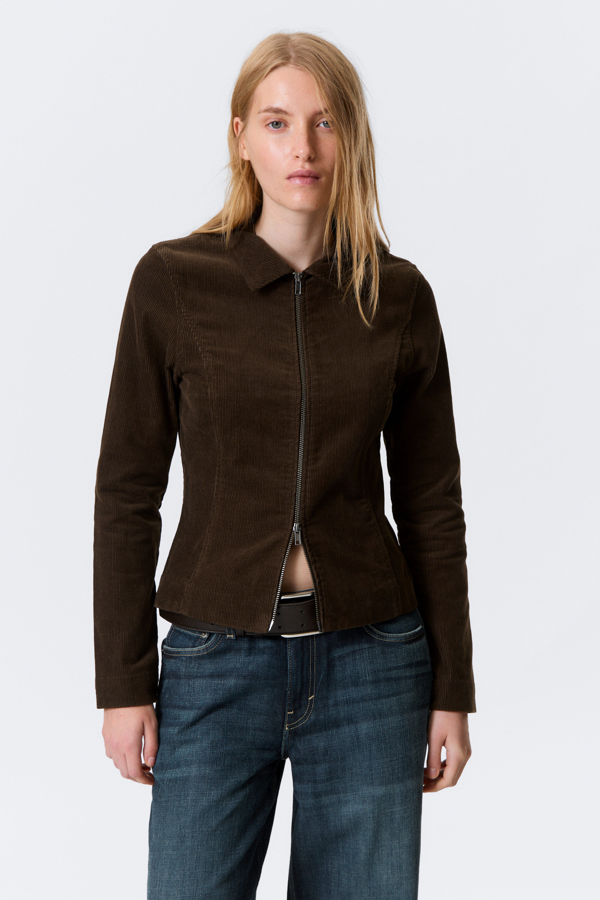 Brauner Cord - Figurbetonte Cordjacke mit Reißverschluss - 2
