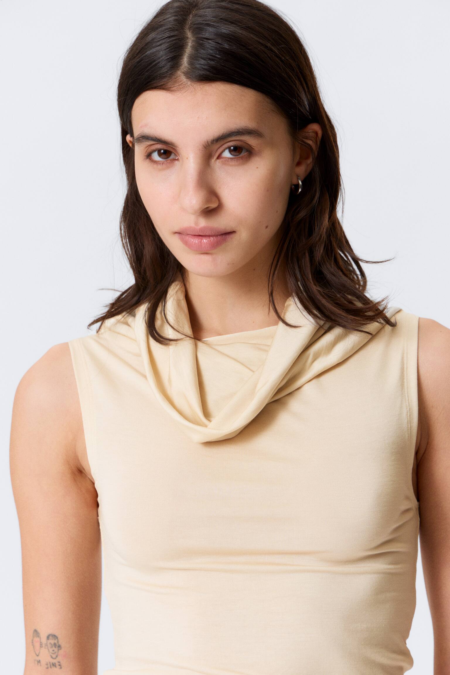 Безръкавен топ с висока яка - Светло бежово/Черен - 3