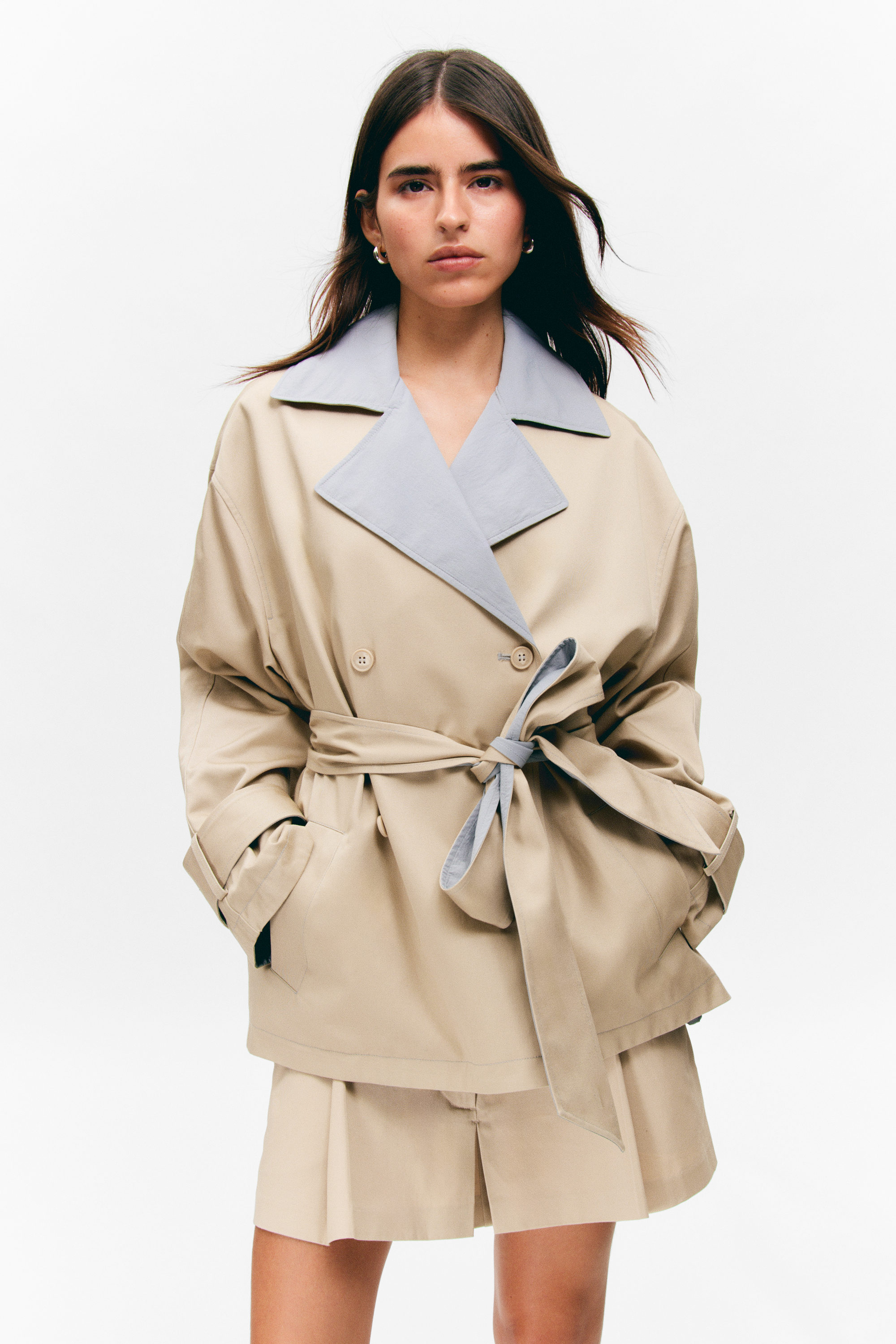 Beige en lichtgrijs - Korte double-breasted omkeerbare trenchcoat - 2