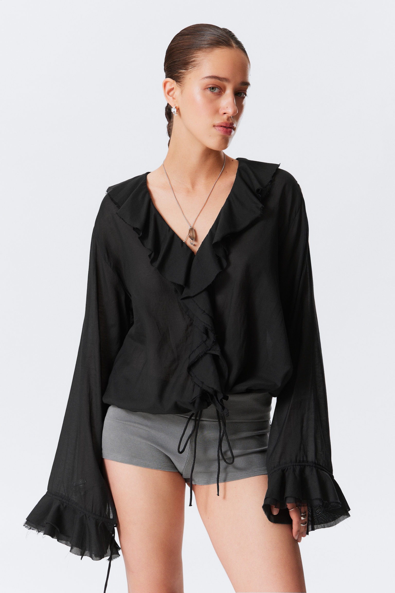 Langärmelige Wickelbluse mit Rüschen - Schwarz/Weiß/Braun