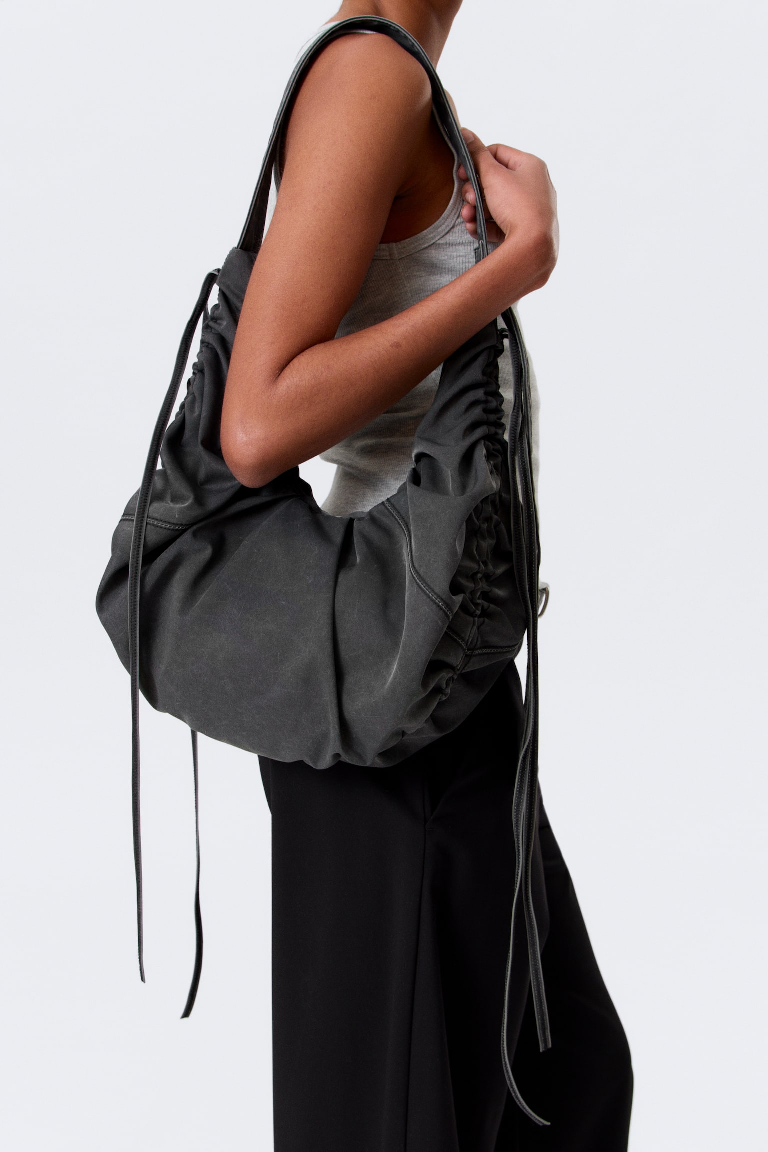 Crossbody-Bag mit Raffung - Gewaschenes Schwarz/Dunkelblau - 1