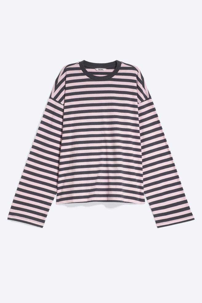Ein gestreiftes Langarm-T-Shirt ist frontal zu sehen und zeigt abwechselnd rosa und dunkelgraue horizontale Streifen. Es hat eine entspannte Silhouette mit Ã¼berschnittenen Schultern, weiten Ãrmeln und einem kontrastierenden, dunkelgrauen gerippten Rundhalsausschnitt. - 1