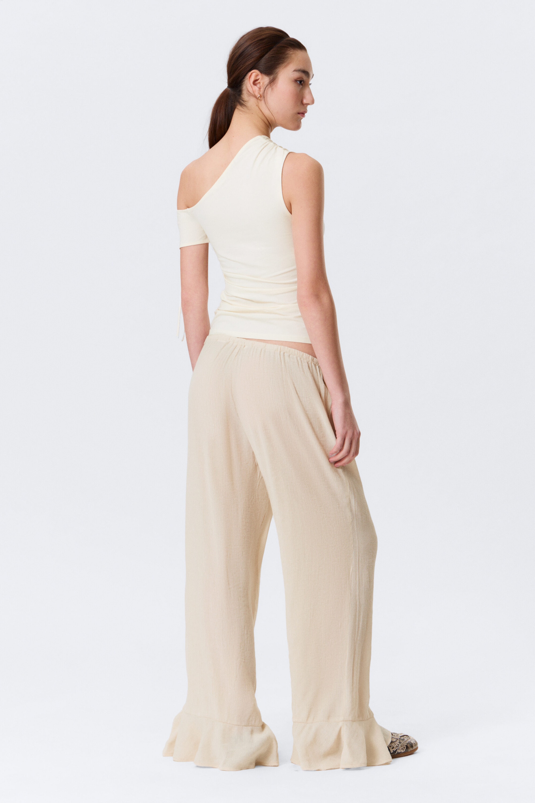 Helles Beige - Lockere Hose mit mittlerer Bundhöhe und Volants - 3