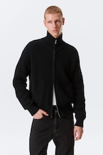 Schwarz - Entspannte Zip-Strickjacke mit hohem Kragen - 0